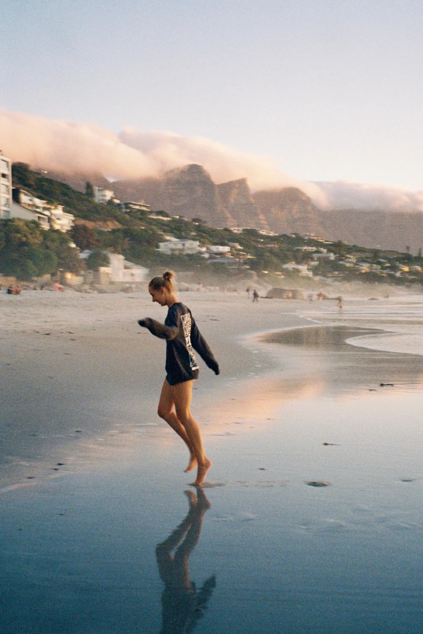 Live Free Vintage Sweater Black in Bewegung am Strand – entspannter Surf- und Coastal Style