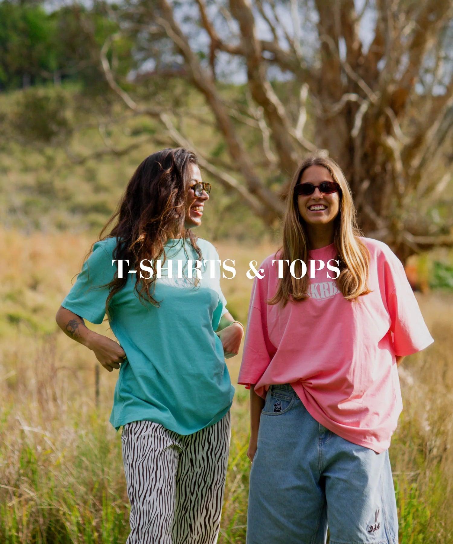 Skater-Outfit mit cleanem Shirt und Shorts – schlichtes, stylishes Sommer-Set für aktive Tage.