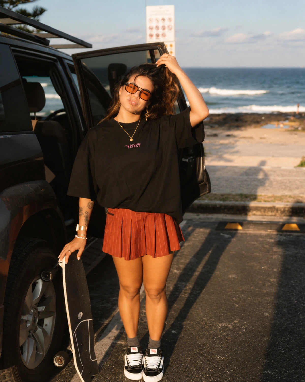No Bullshit Whale Boxy Oversized T-Shirt in Black – Damen Lifestyle-Look mit Skateboard am Meer