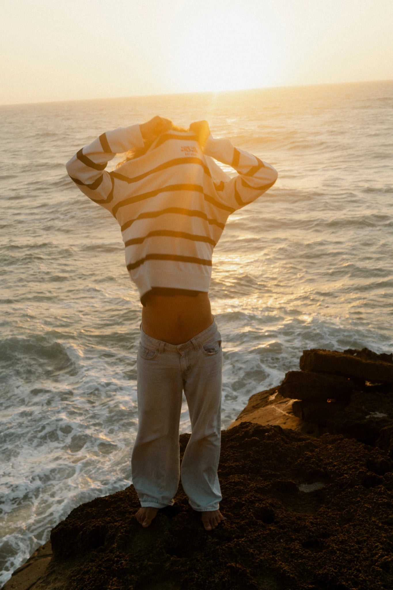 Dockside Rebel Sweater Vintage Cream bei Sonnenuntergang am Meer Lifestyle Bild
