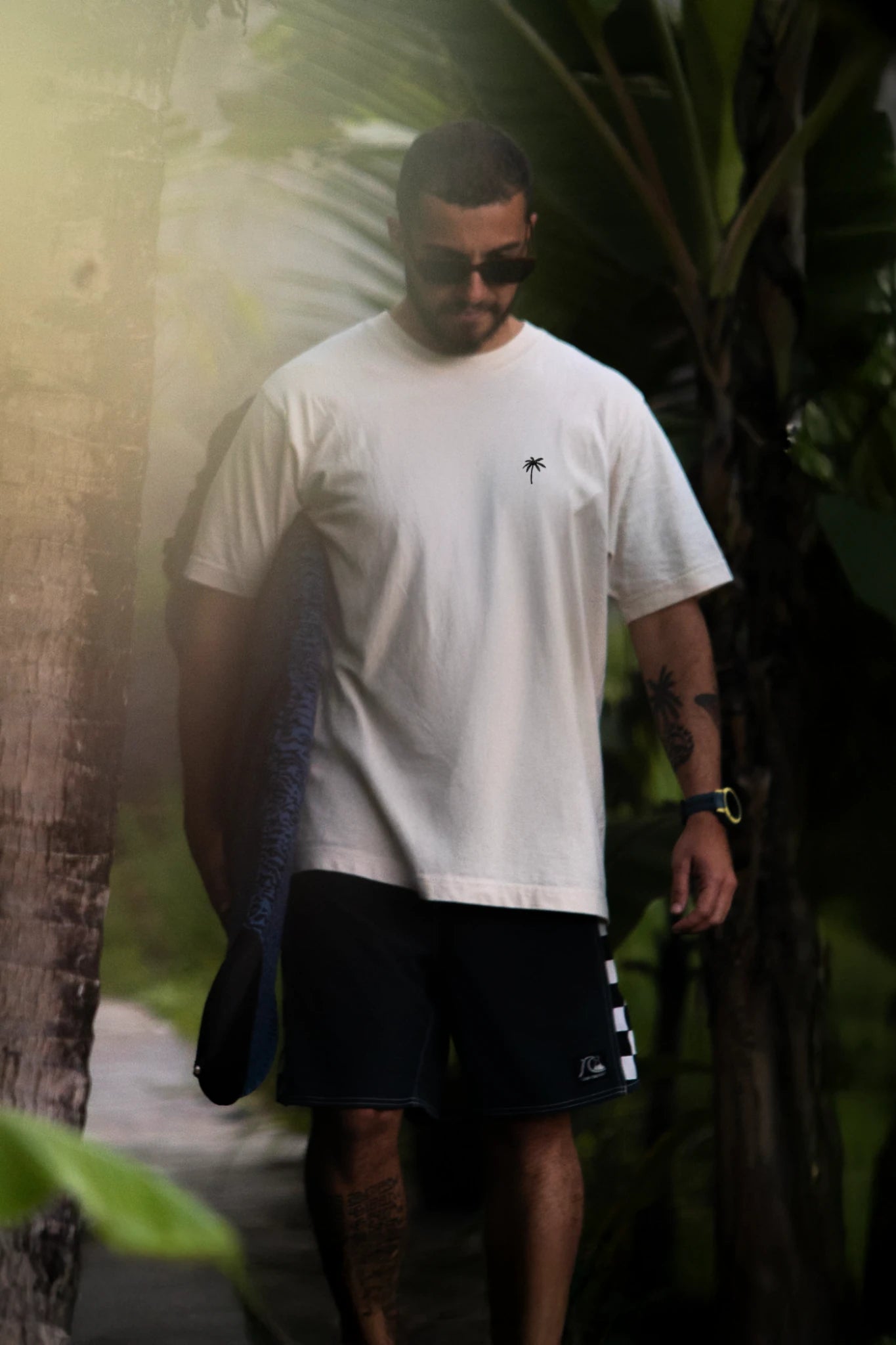 Frontansicht des Oversized T-Shirt Natural Raw Palm Tree von The Sunkissed Rebels mit Palmenstickerei