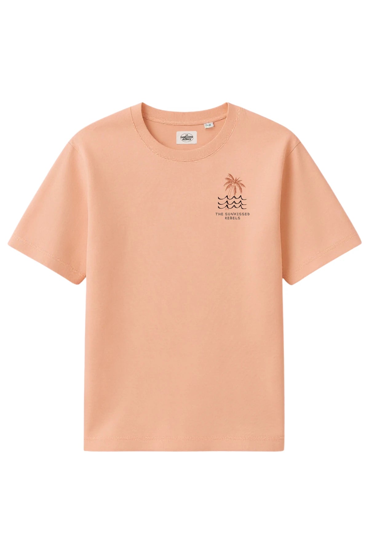 Korallenfarbenes Oversized-T-Shirt mit kleinem Brustprint ‘The Sunkissed Rebels’ und Palmen-Wellen-Motiv.