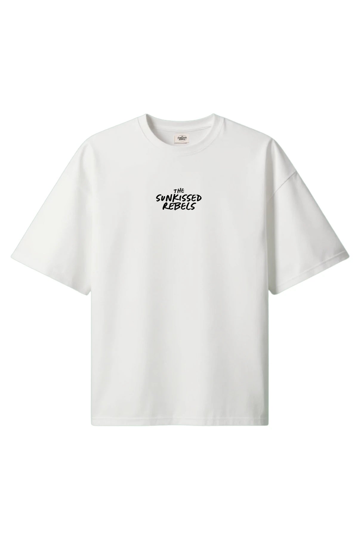 Weiße Oversized-T-Shirt-Vorderseite mit schwarzem Logo-Print ‘THE SUNKISSED REBELS’ auf der Brust.