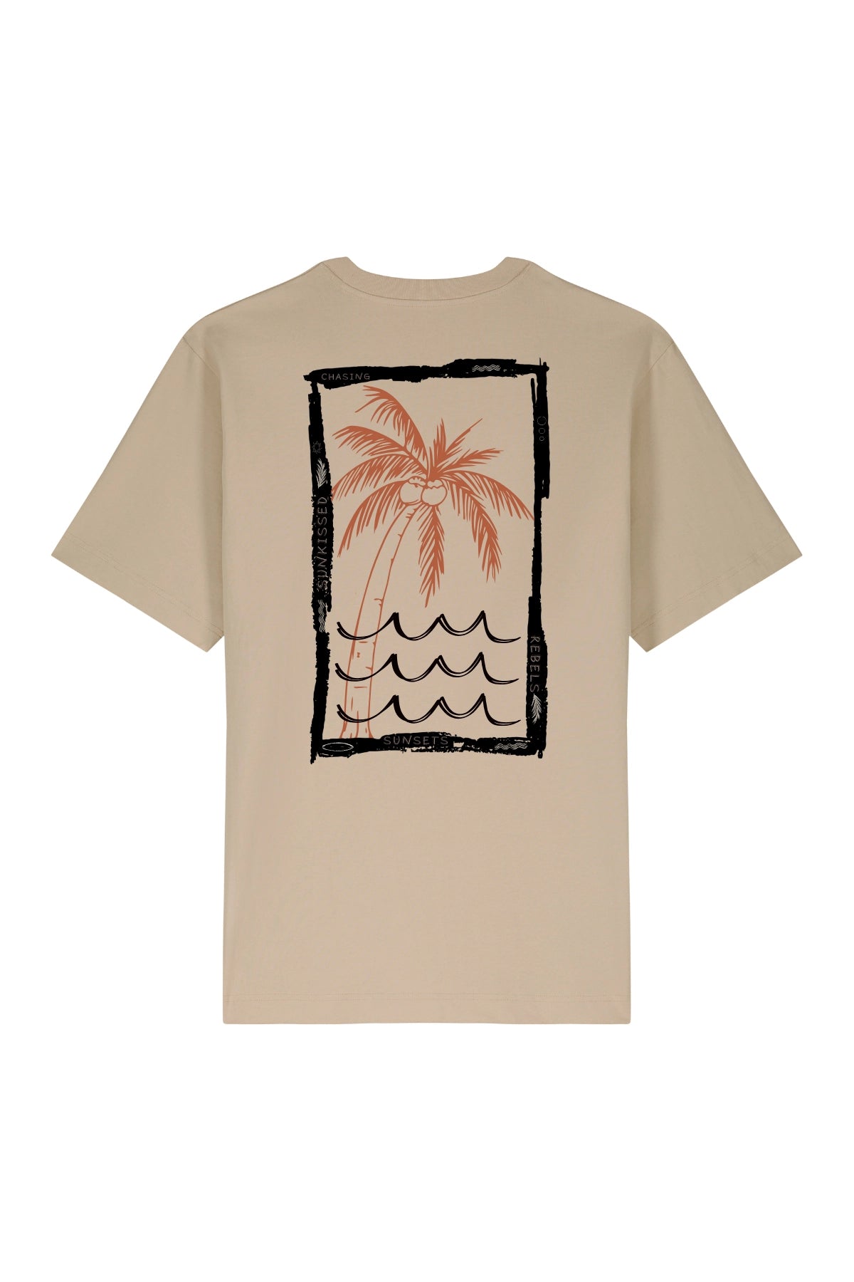 Rückseite des beigen Oversized T-Shirts mit Palmenmotiv und „Chasing Sunsets“-Print in Schwarz