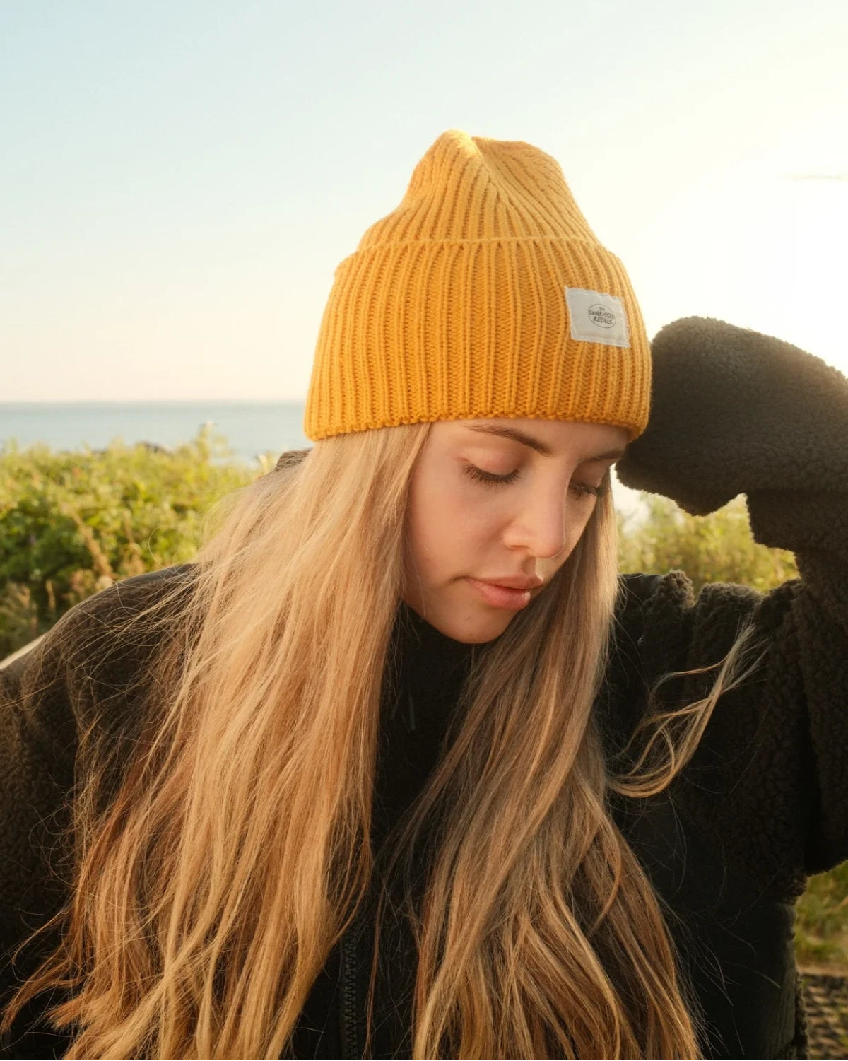 Nahaufnahme der senfgelben Rebels Big Beanie in Honey Gold