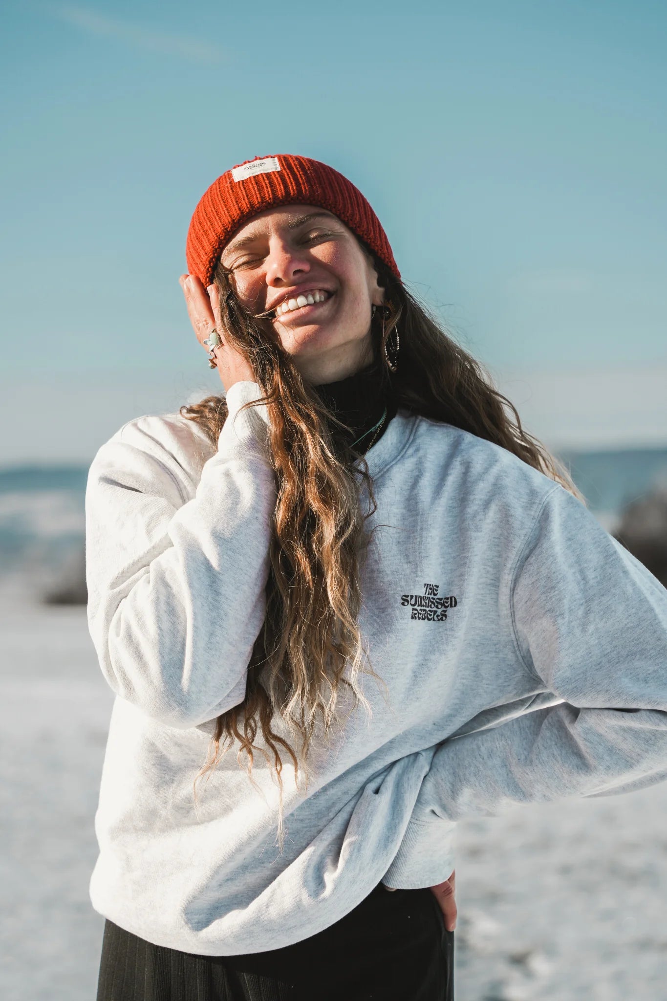 Rebels Big Beanie Rusty Red von The Sunkissed Rebels am Strand bei Sonne und Meeresluft