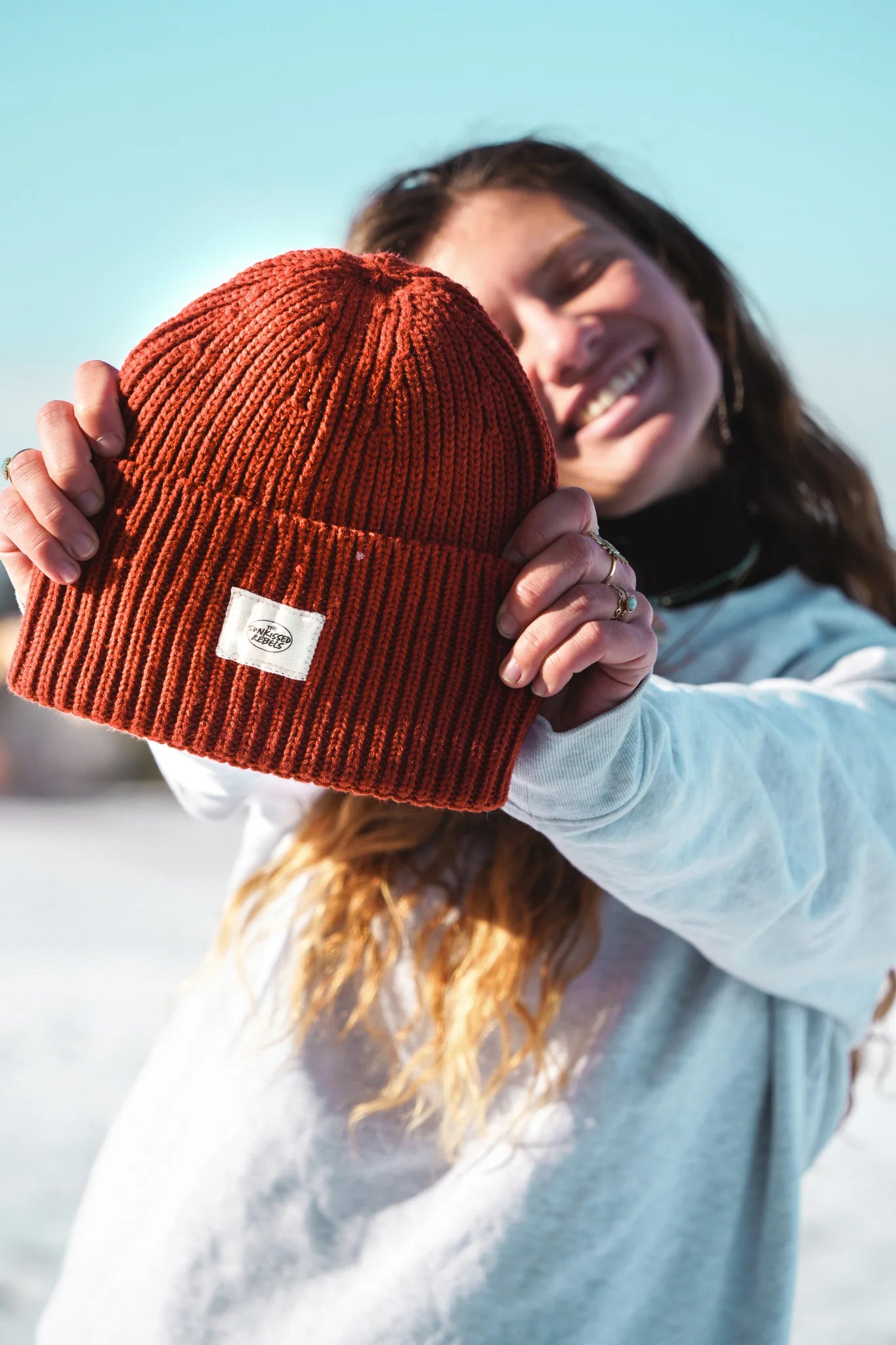 Detailaufnahme des Rebels Big Beanie Rusty Red von The Sunkissed Rebels mit Logo Patch