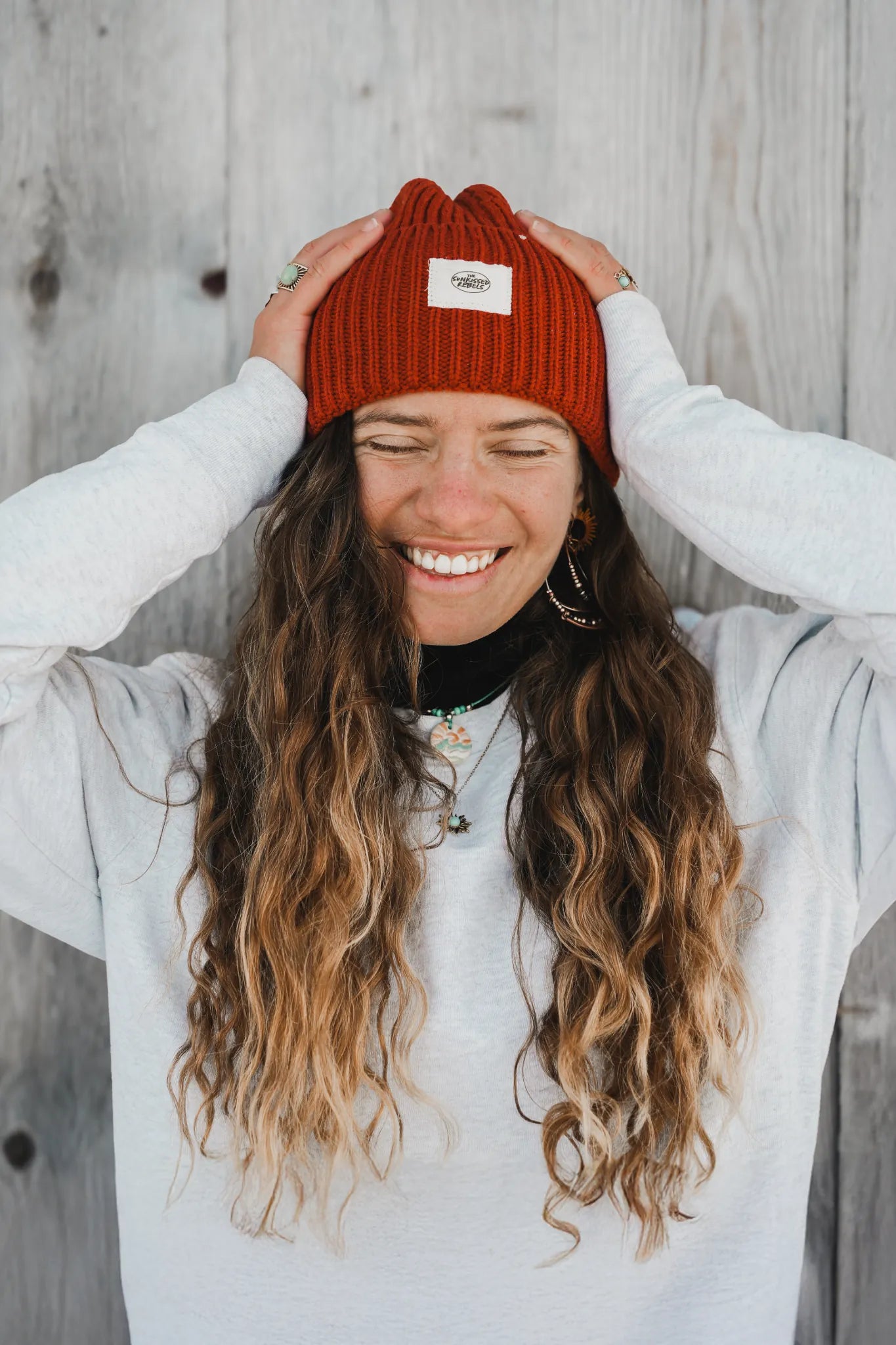 Lifestyle Aufnahme des Rebels Big Beanie Rusty Red von The Sunkissed Rebels in cozy Winterstimmung