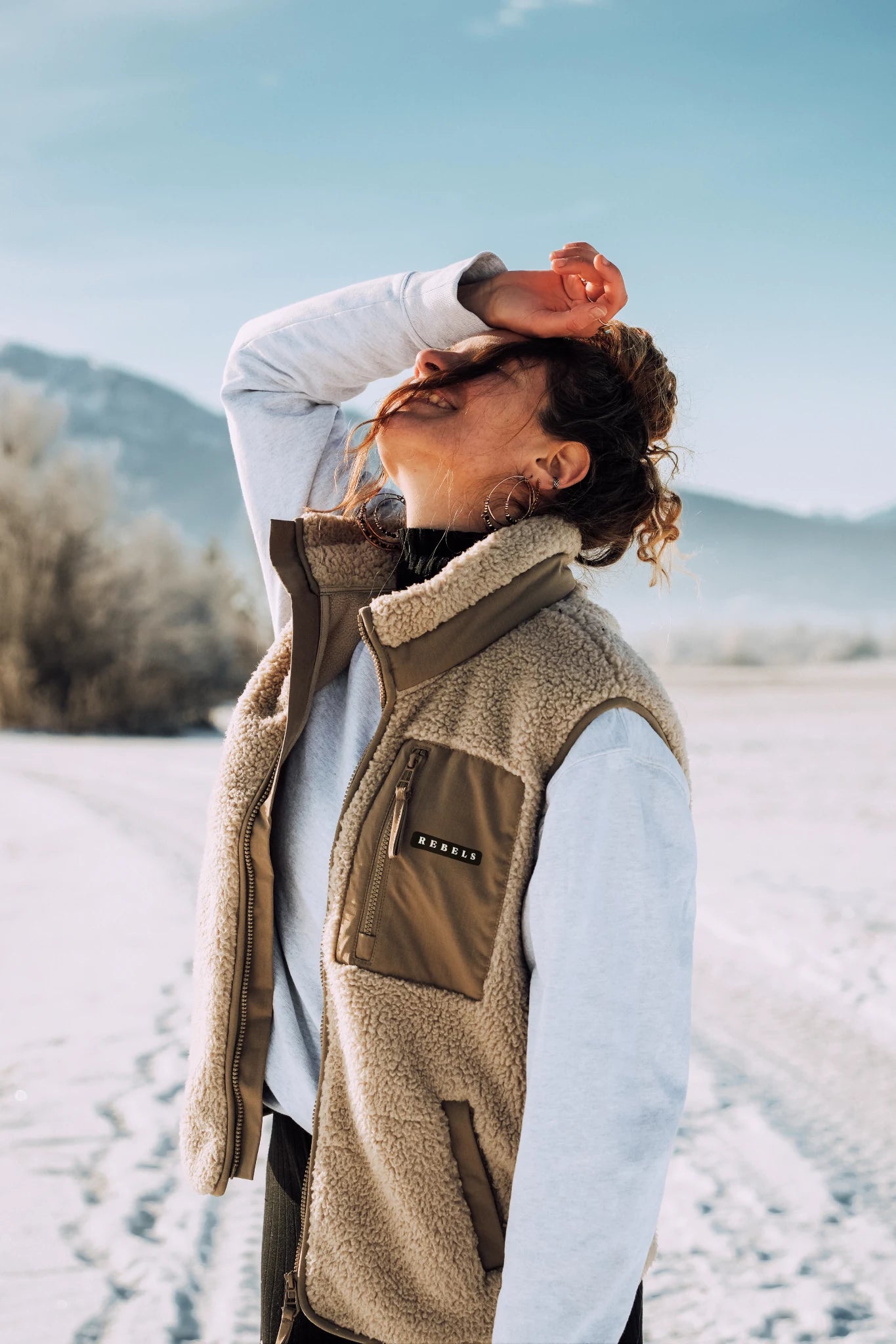 Rebels Fleece Weste Beige mit Brusttasche und Logo – Damen Outdoor Weste Detailaufnahme