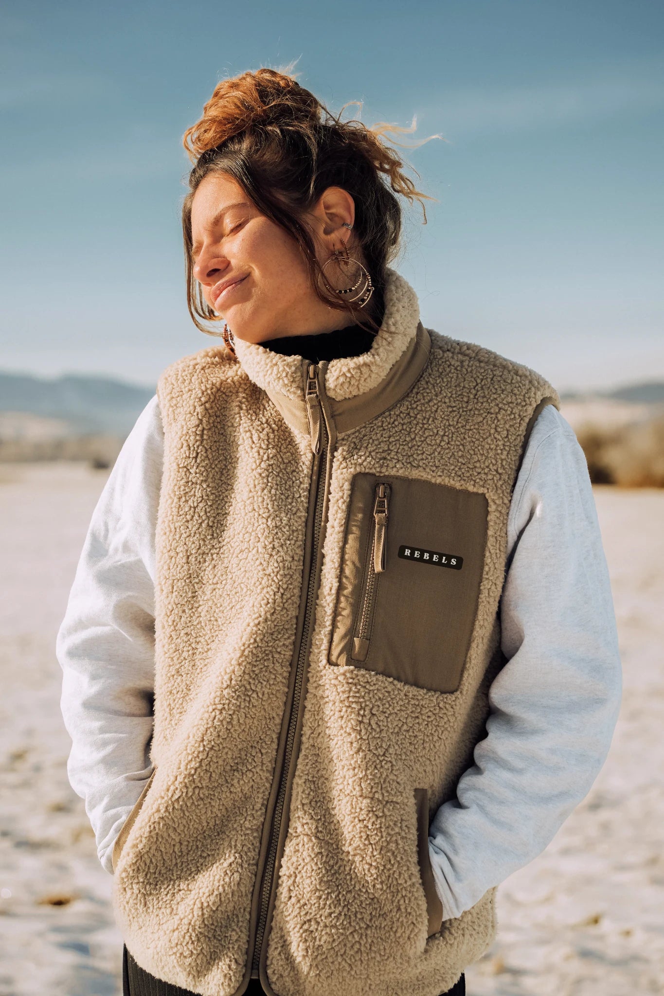 Beige Fleece Weste Damen – Rebels Outdoor Weste von The Sunkissed Rebels vorne getragen