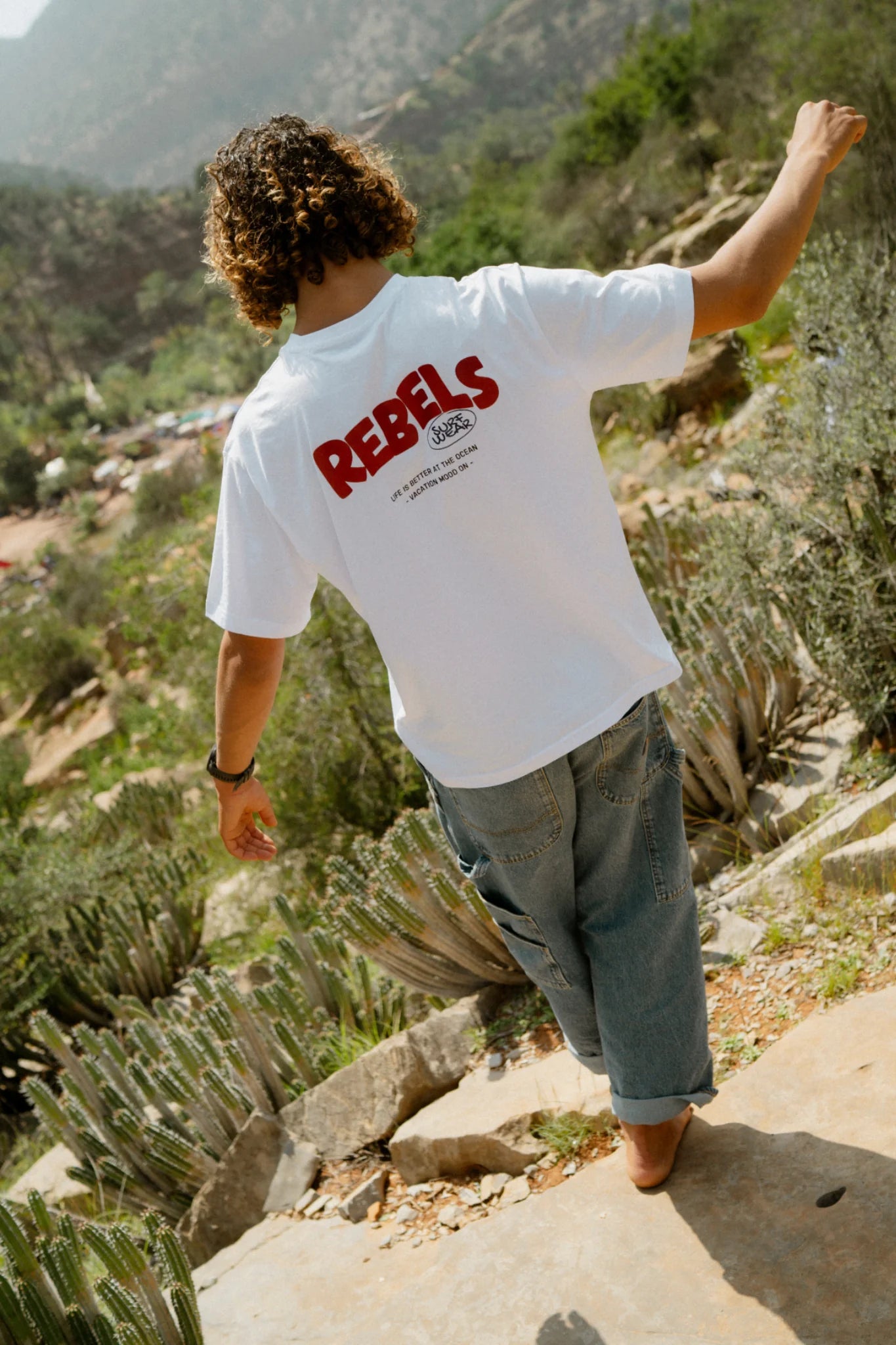 Rebels Surf Wear oversized t-shirt white lifestyle walking desert mountains