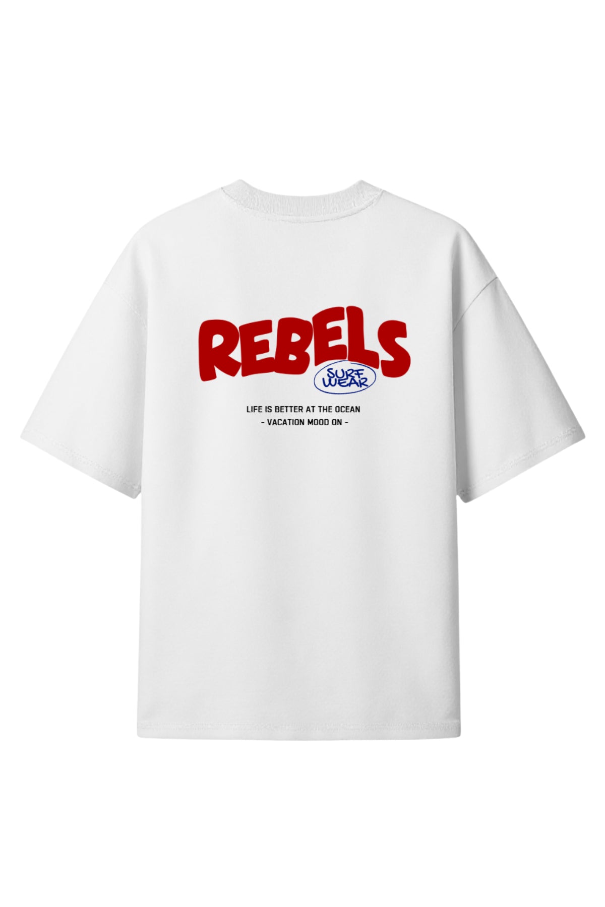 Rückansicht des weißen Rebels Surf Wear T-Shirts aus Premium-Baumwolle mit großem rotem Rebels-Logo und „Life is better at the ocean“ Print.