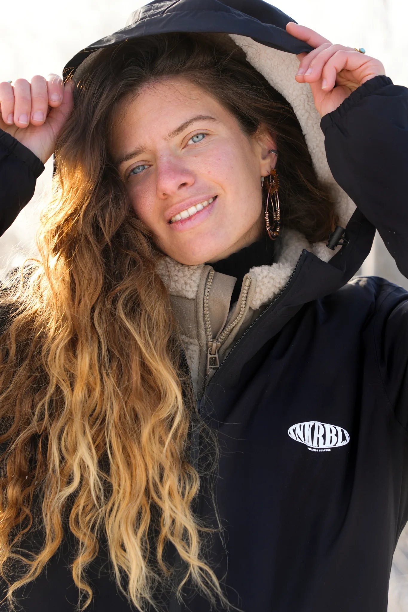 Detailaufnahme Rebels Waterproof Sherpa Jacket Black mit Logo und Teddy Innenfutter