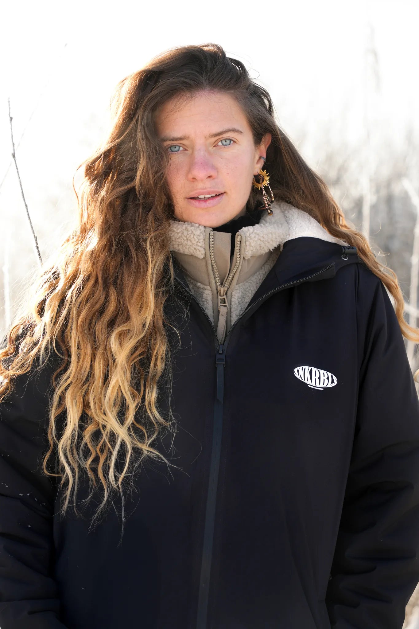 Schwarze Rebels Sherpa Jacke mit Kapuze – wasserdichte Winterjacke von The Sunkissed Rebels