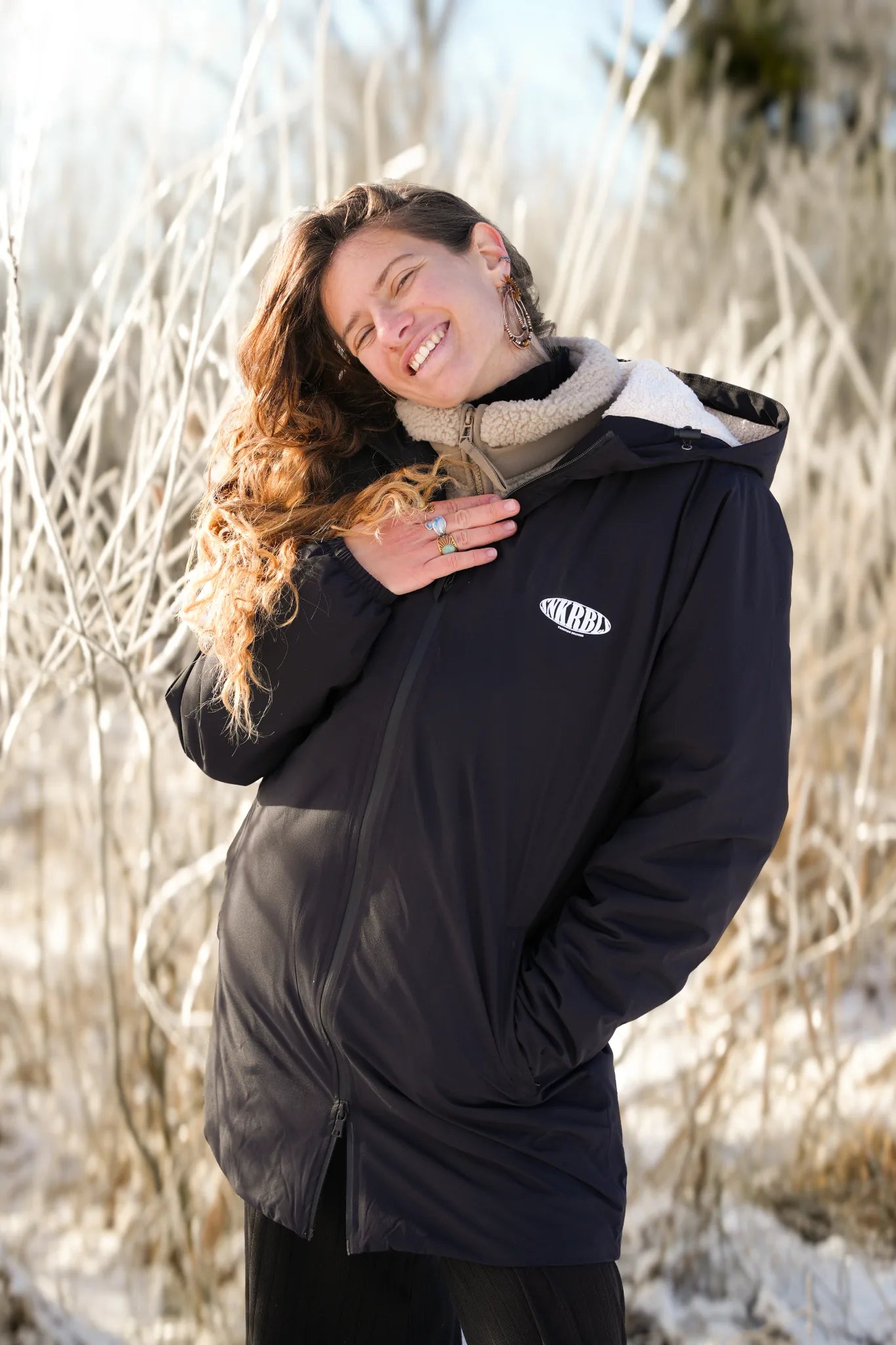 Rebels Waterproof Sherpa Jacket Black mit Teddyfutter – warmer Winterlook im Sonnenlicht