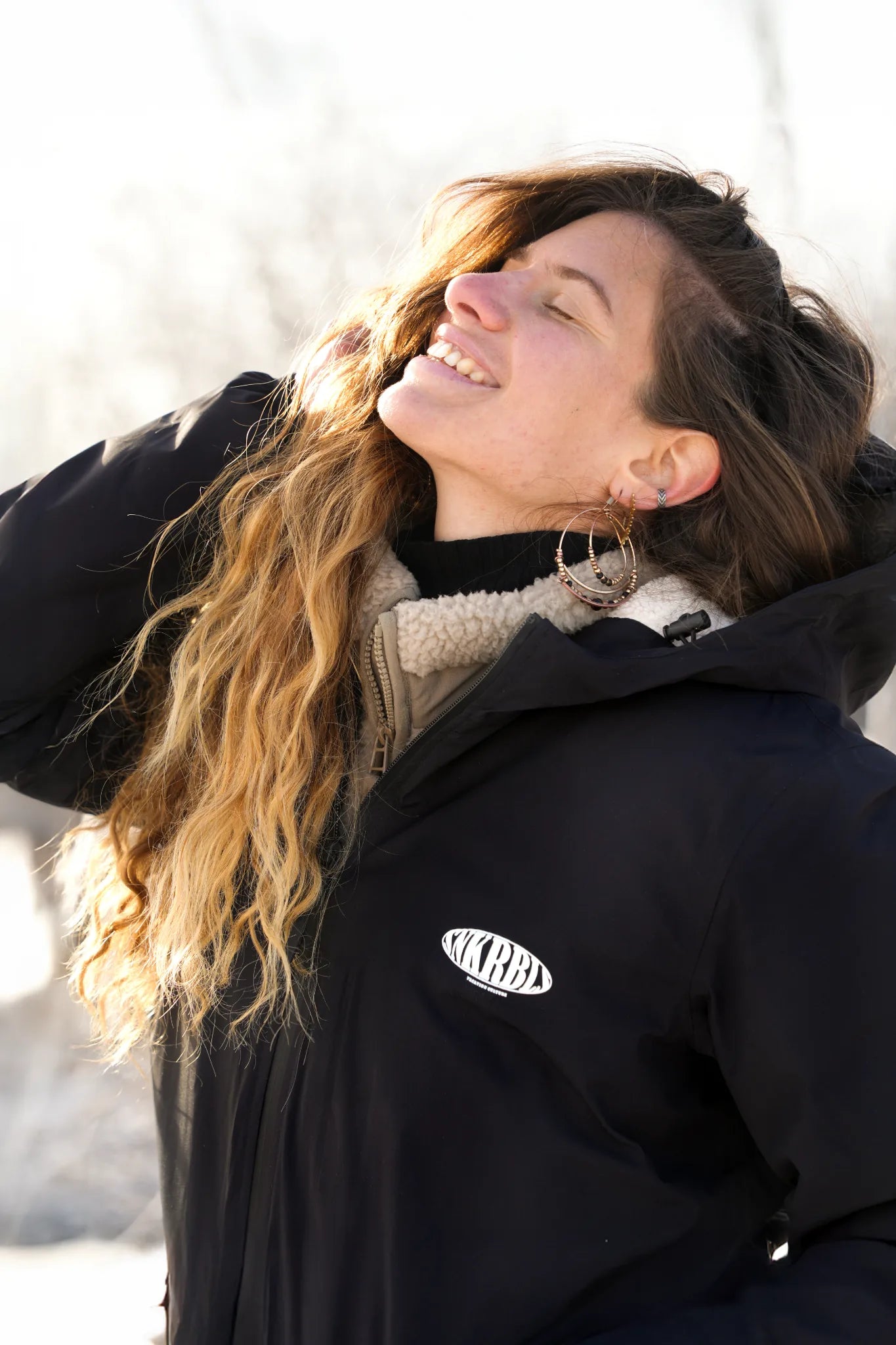 Schwarze wasserdichte Sherpa Jacke Damen von The Sunkissed Rebels – Winter Lifestyle Outdoor