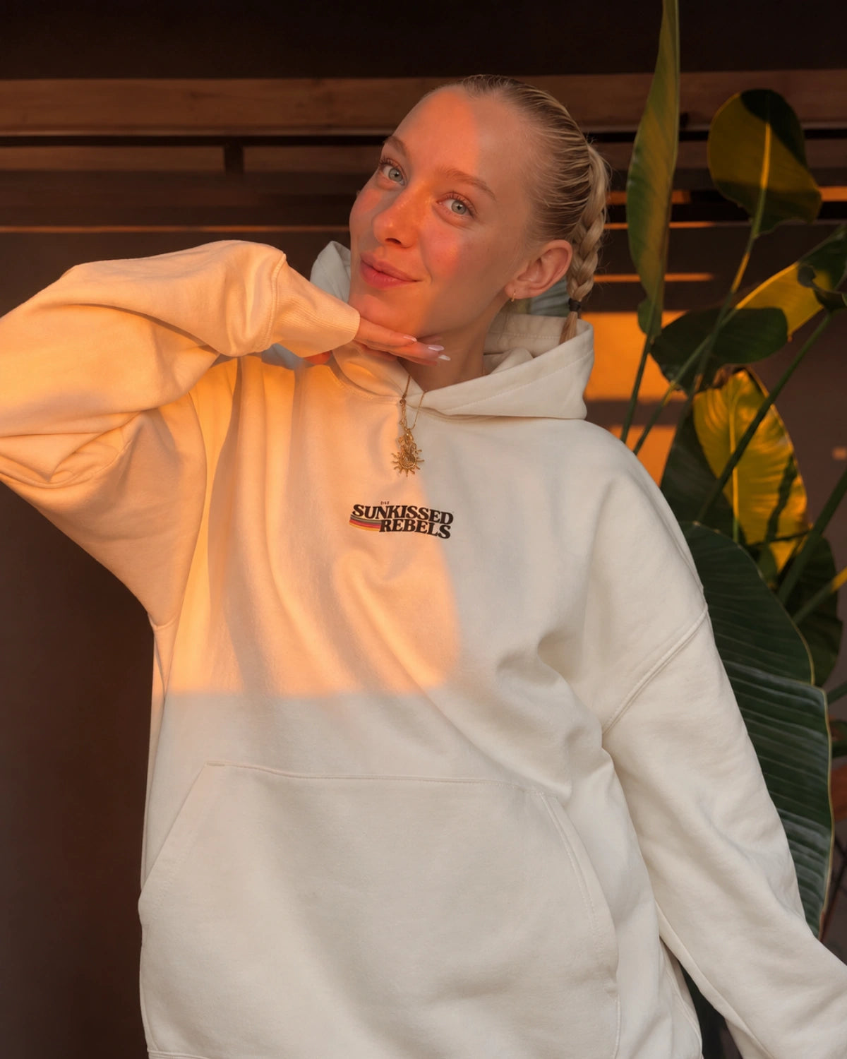 Retro Vibes Oversized Hoodie in Cream – Oversized Fit und Frontprint im warmen Abendlicht