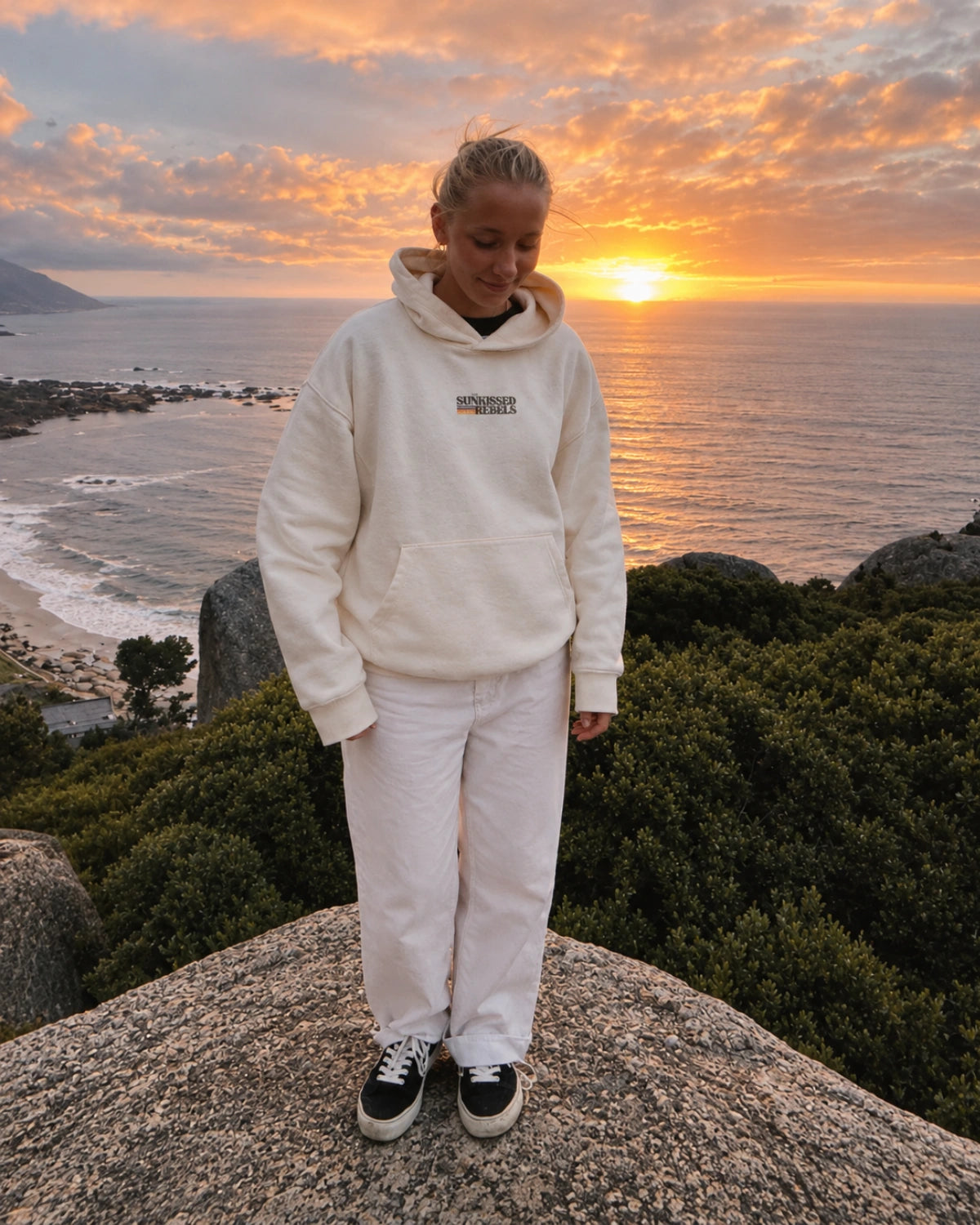 Retro Vibes Oversized Hoodie in Cream – Frontansicht mit The Sunkissed Rebels Logo