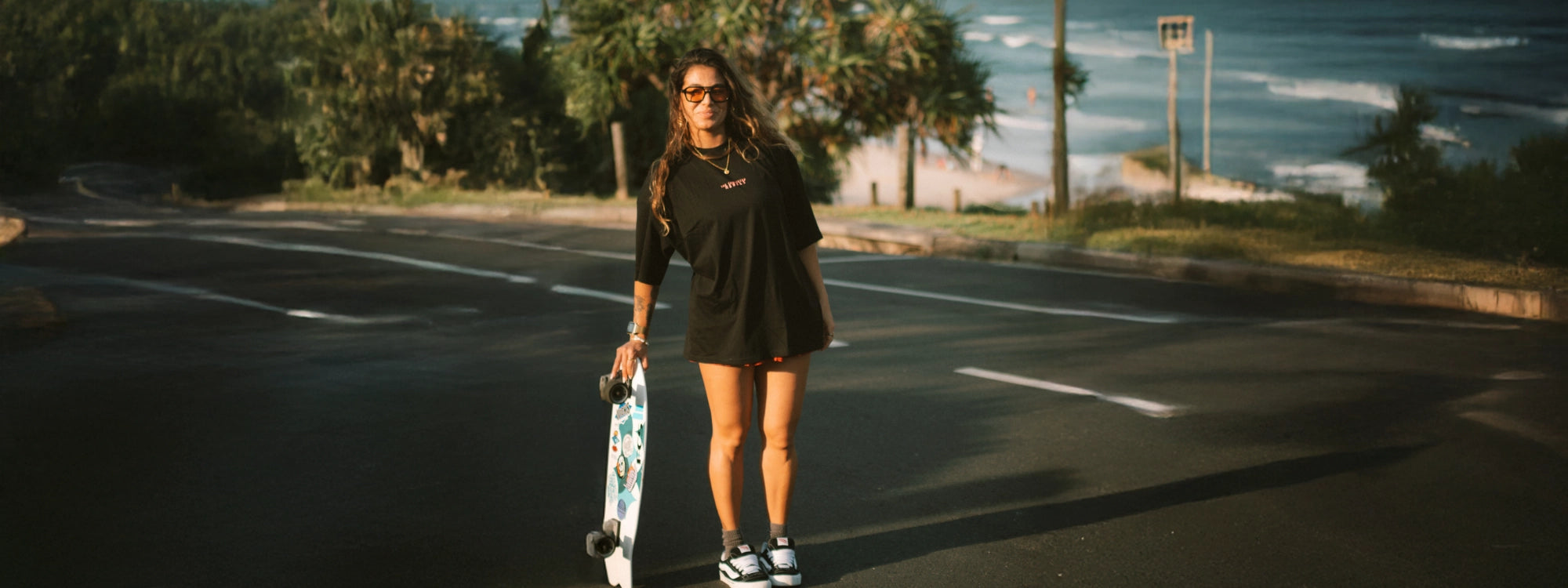 Frau trägt schwarzes Oversized T-Shirt 