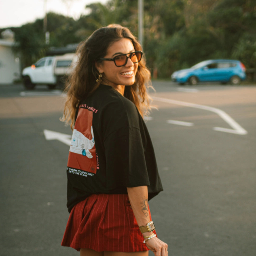 Frau trägt no bullshit T-shirt oversized in schwarz mit waal druck