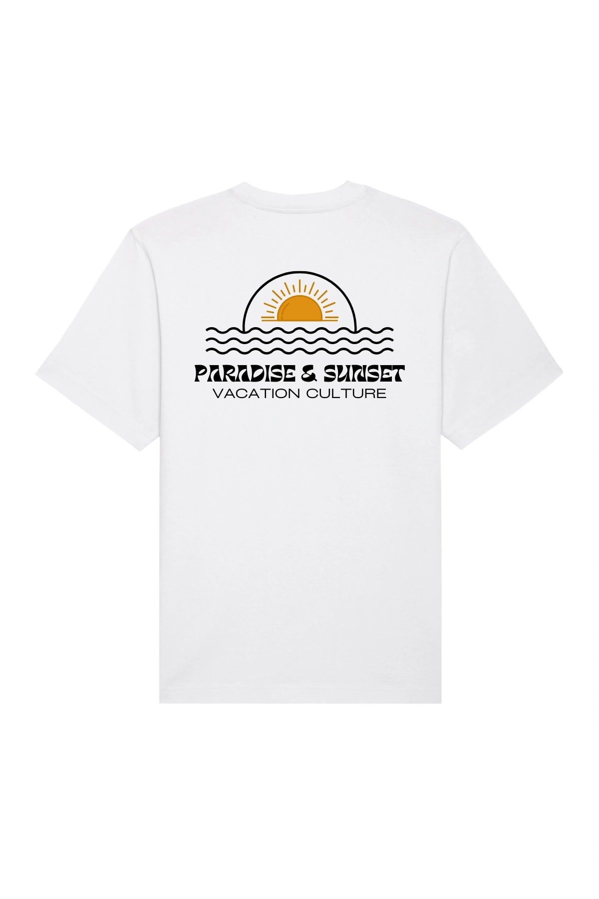 Rückseite eines weißen Oversized T-Shirts mit Sonnenuntergangs-Print und „Paradise & Sunset – Vacation Culture