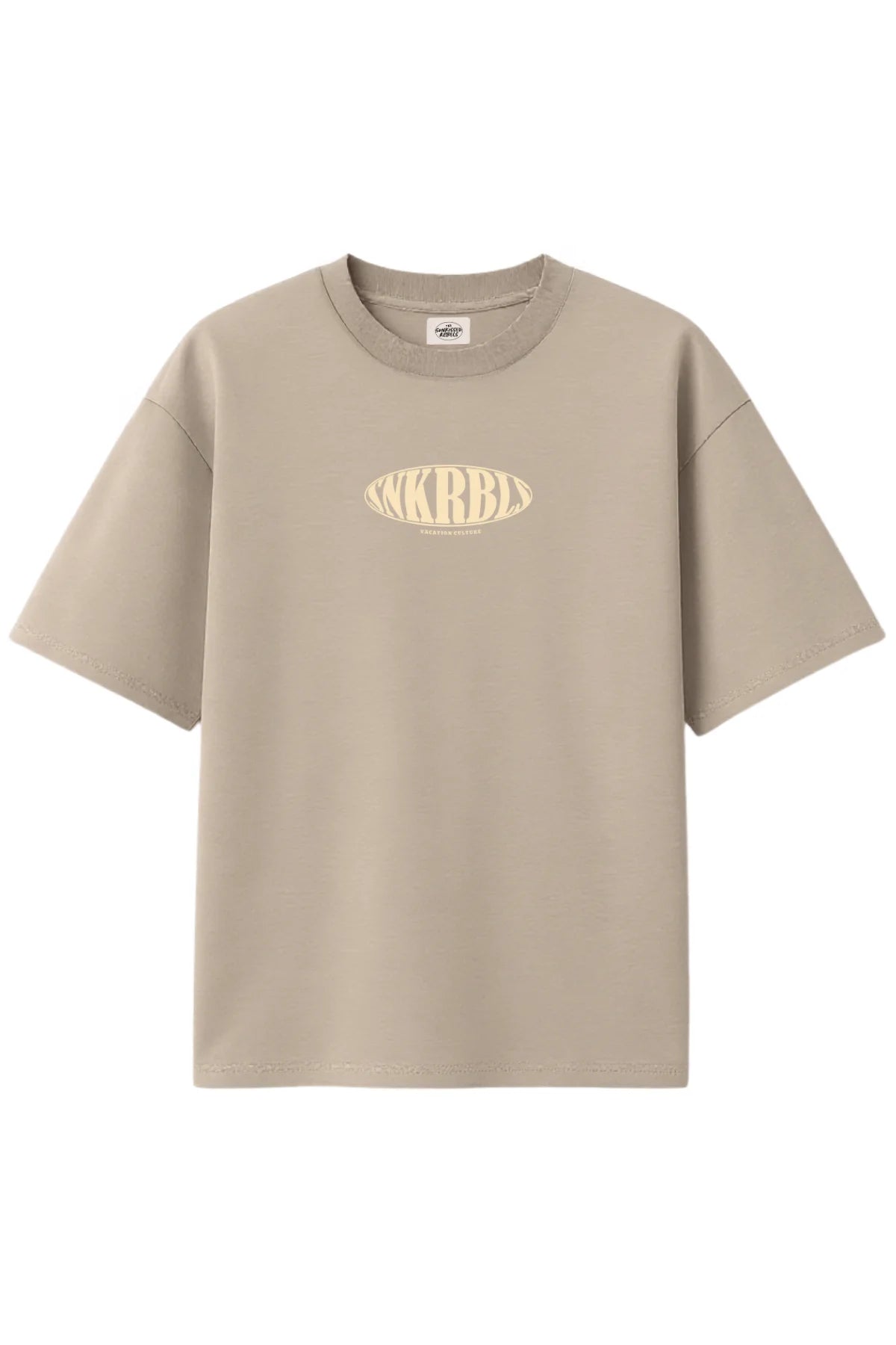 Vorderseite des SNKRBLS Boxy Oversized T-Shirts in Stone mit cremefarbenem SNKRBLS Logo.