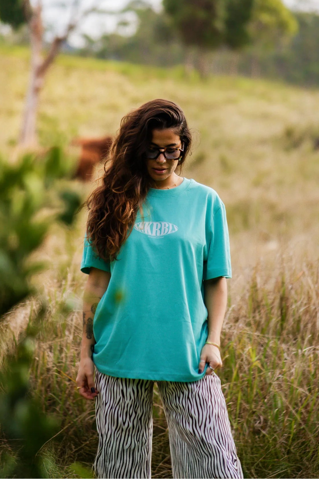 Nachdenklicher Naturmoment im SNKRBLS T-Shirt Pool Blue – ruhig, stark, stilvoll

