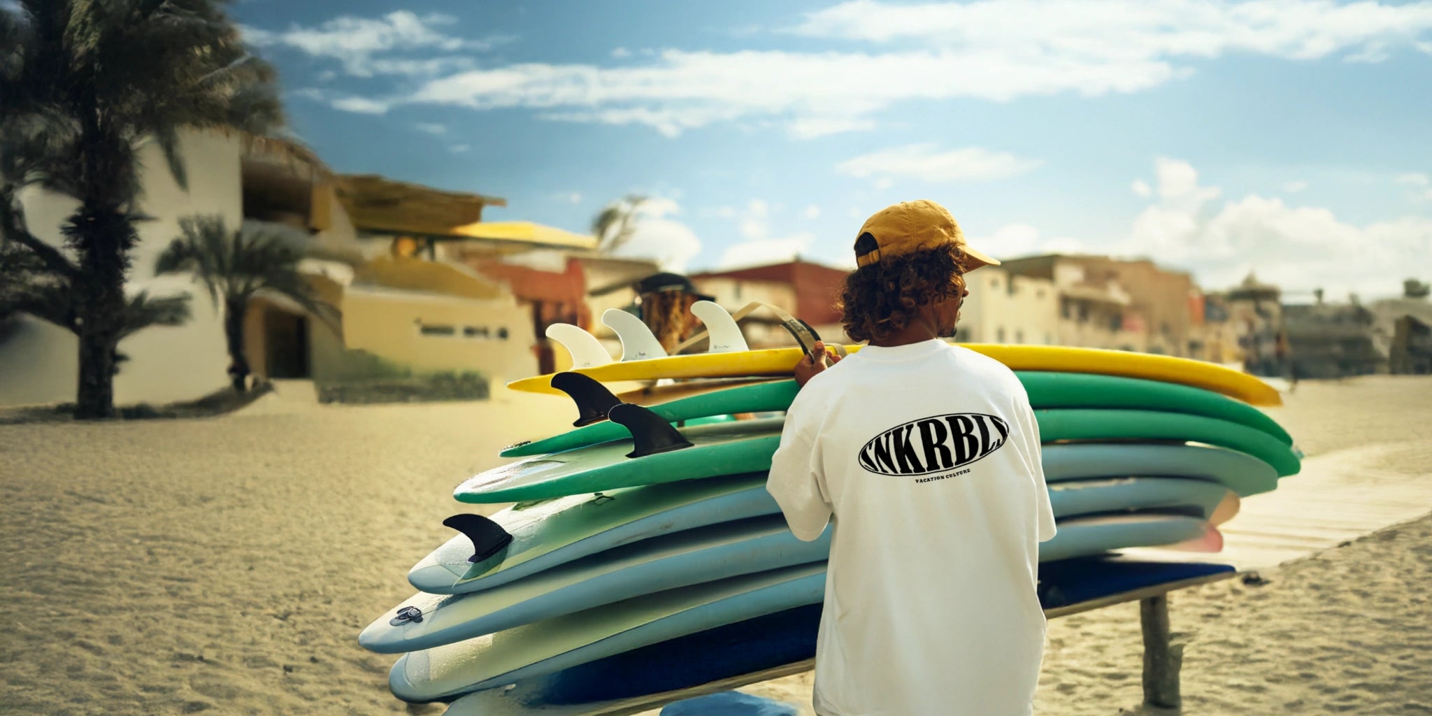 SNKRBLS Vacation Oversized T-Shirt in Weiß – entspannter Surfermoment mit Boards am sonnigen Strand