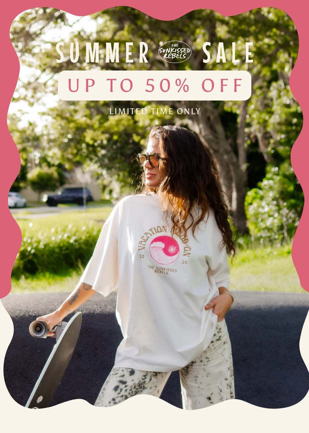 Summer Sale Banner von The Sunkissed Rebels – Oversized T-Shirt mit Palmenmotiv und „Up to 50 % Off“ Hinweis im vertikalen rosa Design.