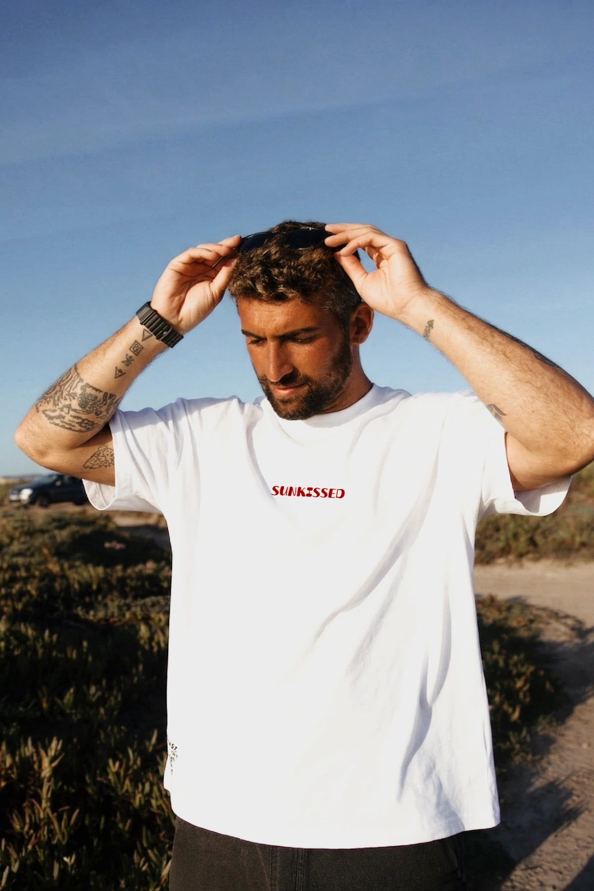 Sunkissed Original T-Shirt White Detailaufnahme – weißes Shirt mit rotem Logo im sommerlichen Lifestyle Look