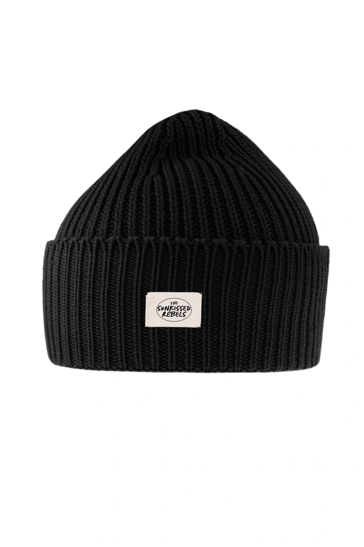 Rebels Big Beanie in Black von The Sunkissed Rebels aus gerippter Strickstruktur vor weißem Hintergrund
