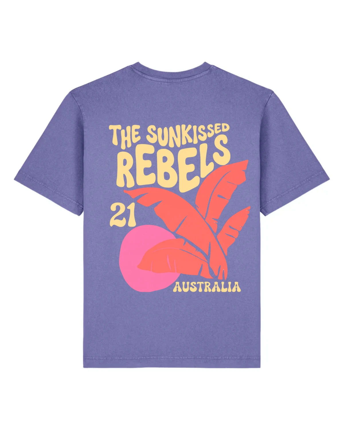 Rückansicht des Sunkissed Rebels Heavy Tees in Vintage Violet mit großem, buntem Palmenprint und The Sunkissed Rebels Schriftzug.