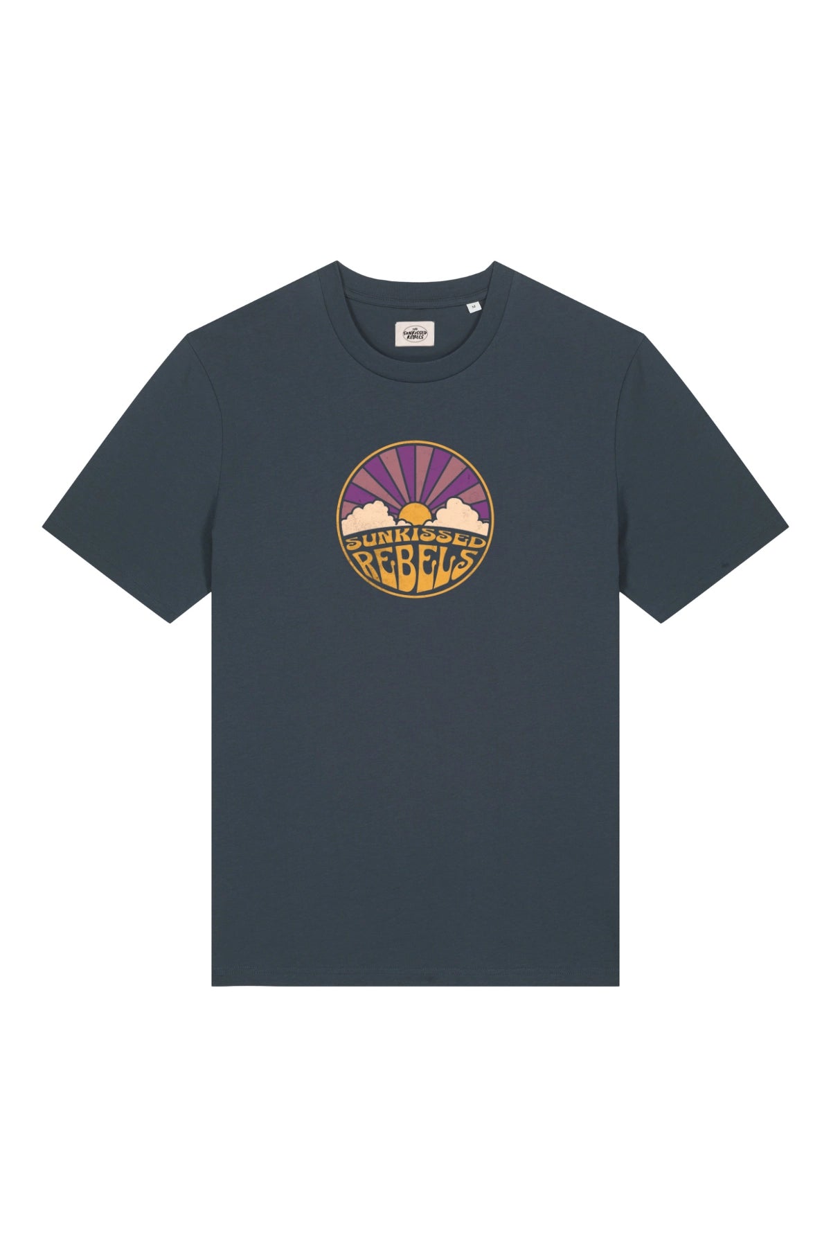 Sunkissed Rebels T-Shirt in India Ink Grey mit Retro-Sonnenlogo auf der Vorderseite