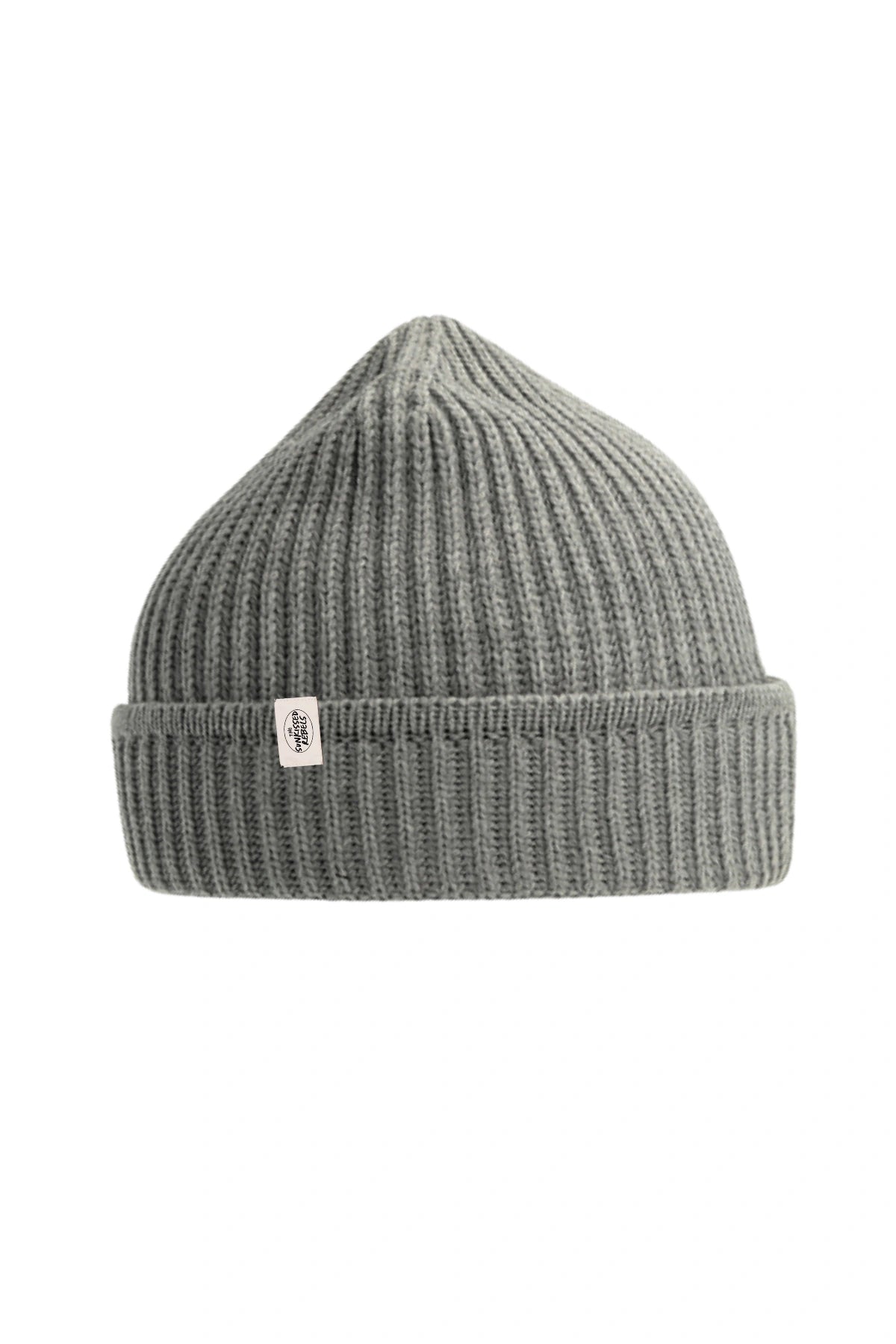 Storm Grey Beanie von The Sunkissed Rebels aus gerippter Strickstruktur vor weißem Hintergrund