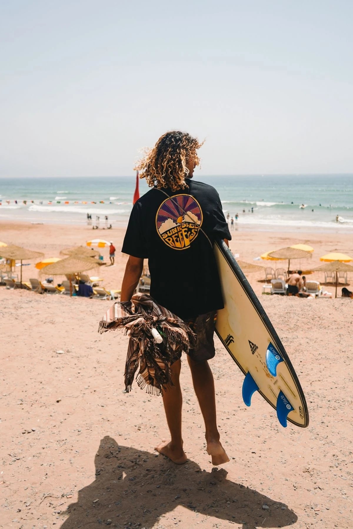 Strandmode von Sunkissed Rebels mit Surfbrett