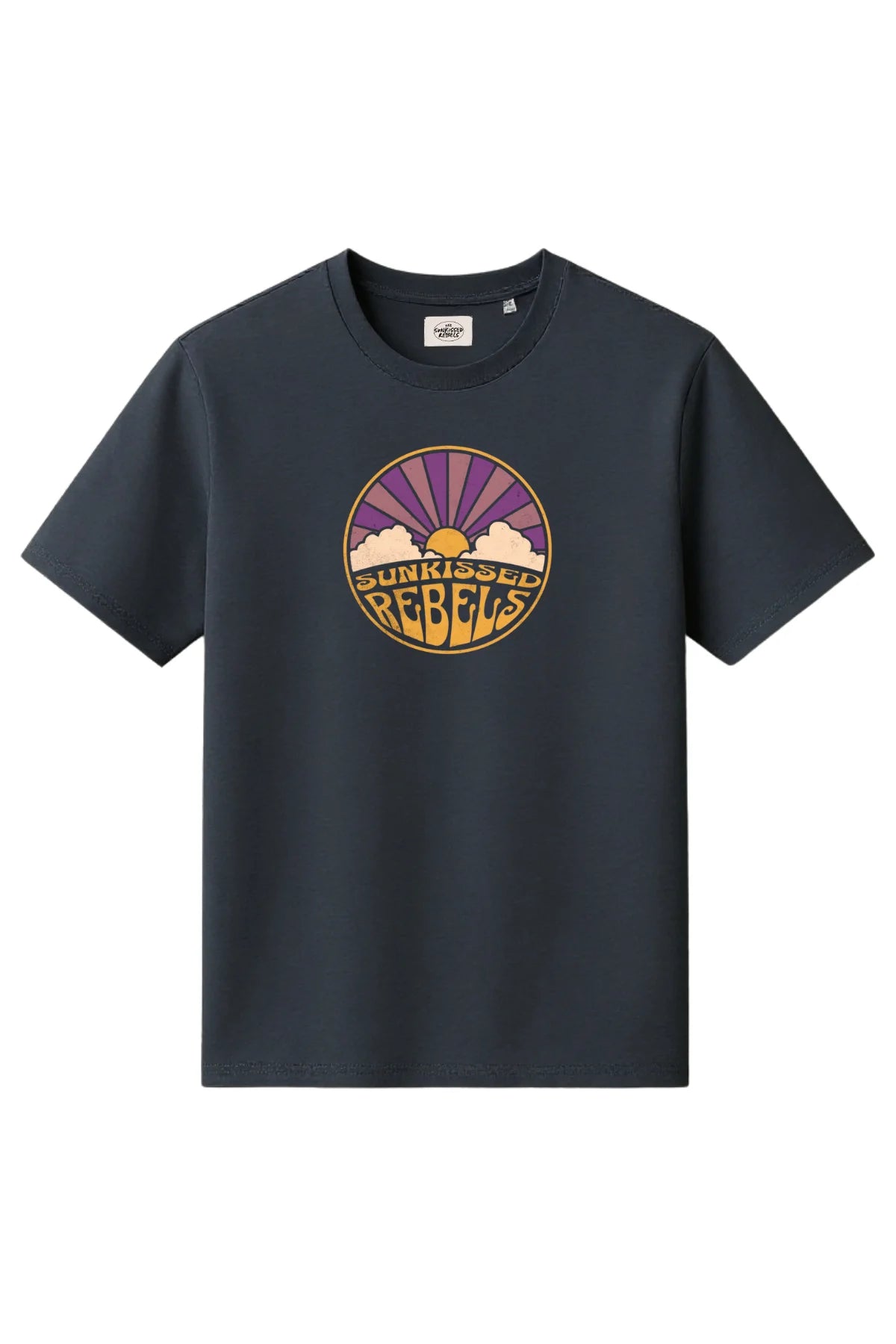 Vorderseite des Sunkissed Rebels T-Shirts in India Ink Grey mit farbigem Retro-Sonnenlogo.