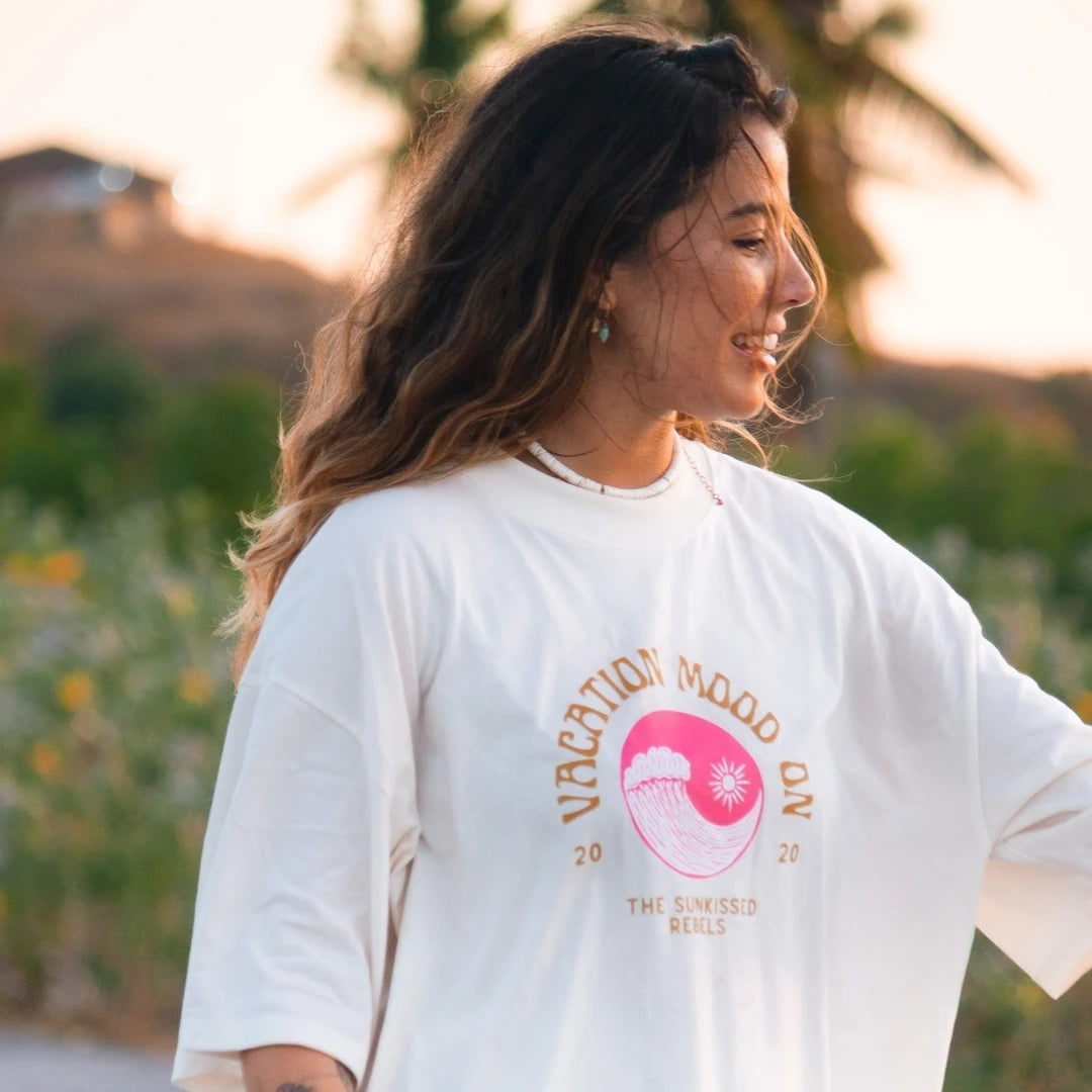 Frau trägt weißes Vacation Mood Shirt von Sunkissed Rebels