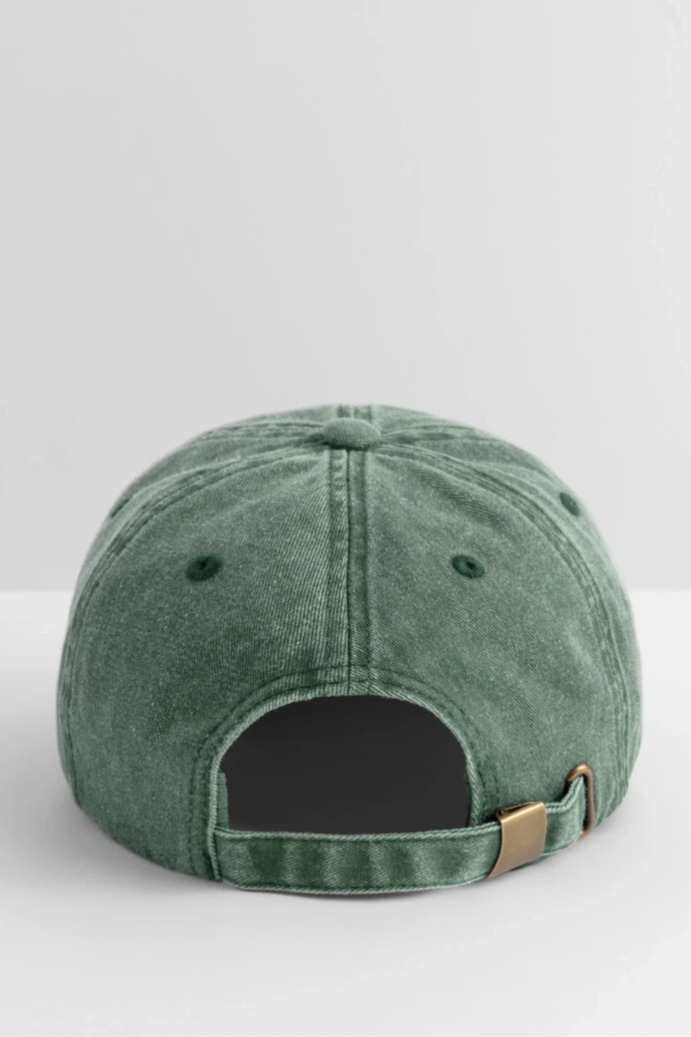 Vintage grüne Cap Rückansicht mit verstellbarem Verschluss und Metallclip