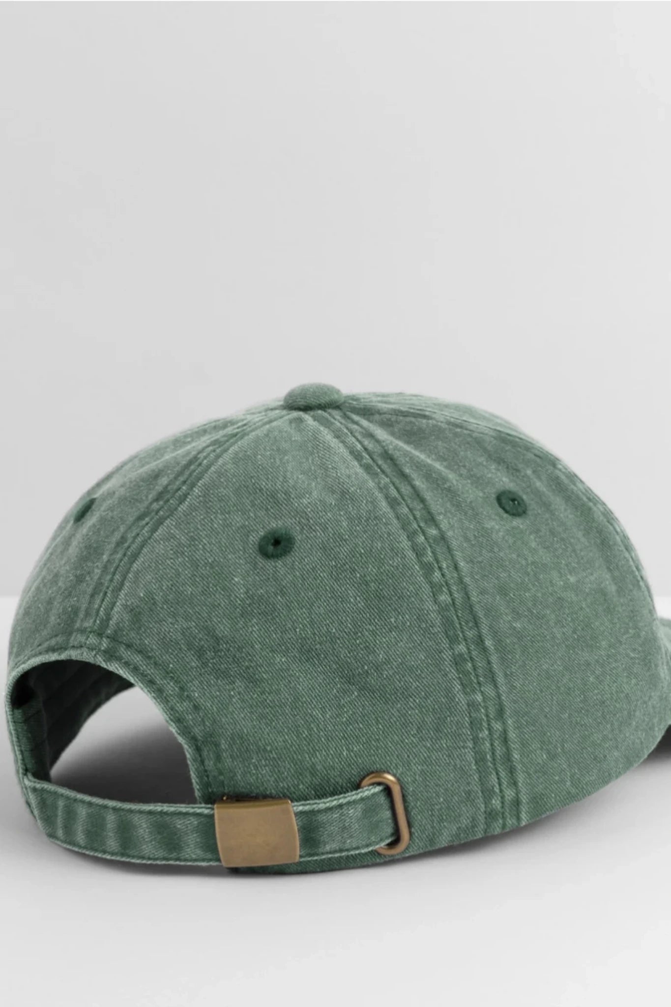 Vintage grüne Cap in Seitenansicht mit washed Effekt und hochwertigem Material