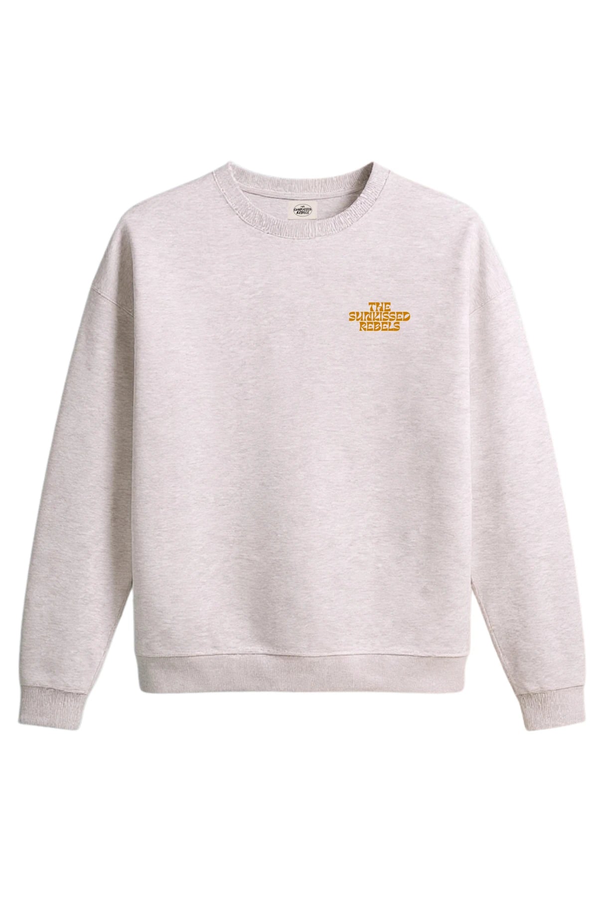 Hellgrauer Sweater mit orangem Brustlogo ‘THE SUNKISSED REBELS’, minimalistisches Design von The Sunkissed Rebels