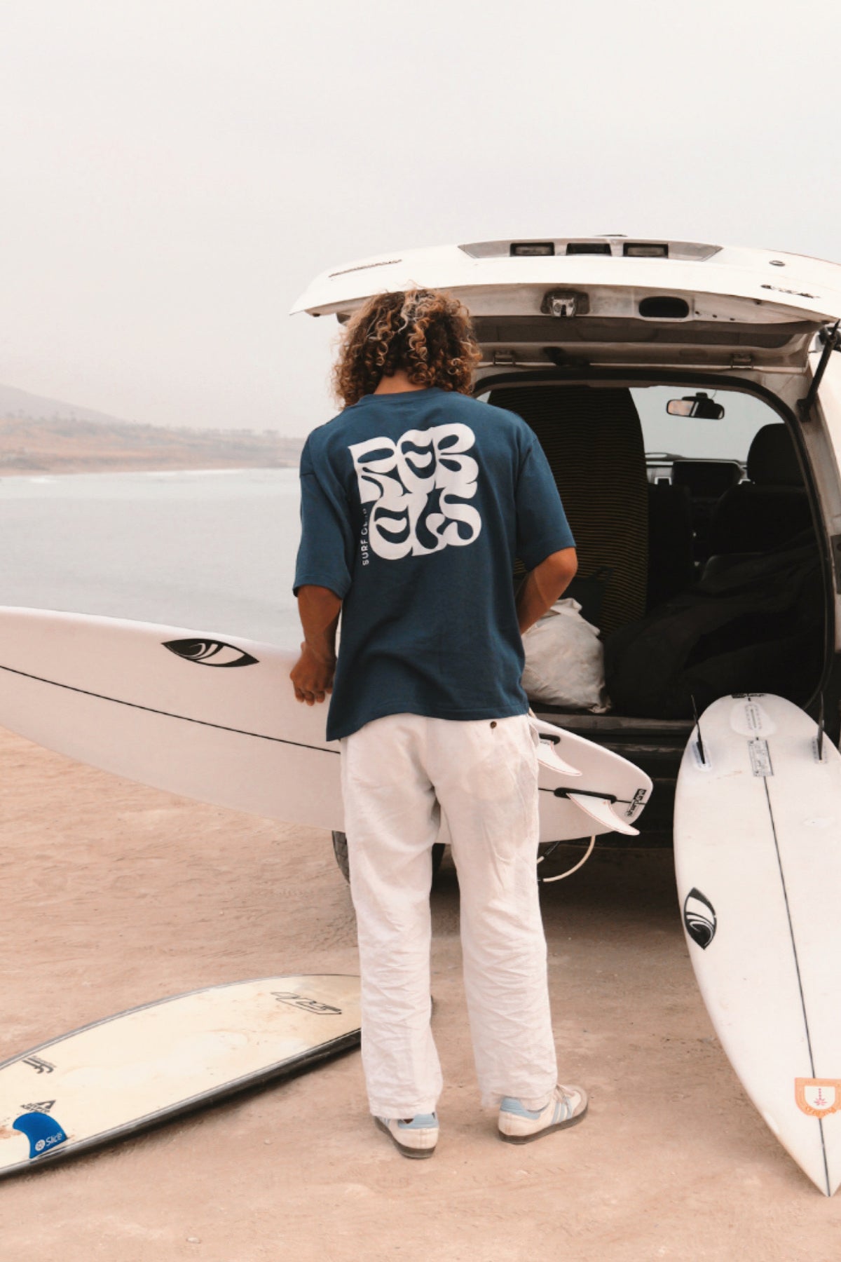 Oversized Surf Club T-Shirt in Deep Blue von The Sunkissed Rebels mit weißem Rückenprint.