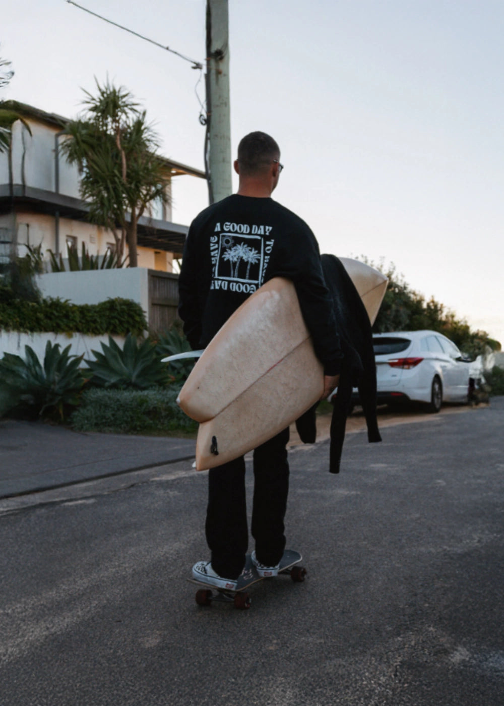 sweatshirt-schwarz-palmenprint-surfbrett-rueckansicht
