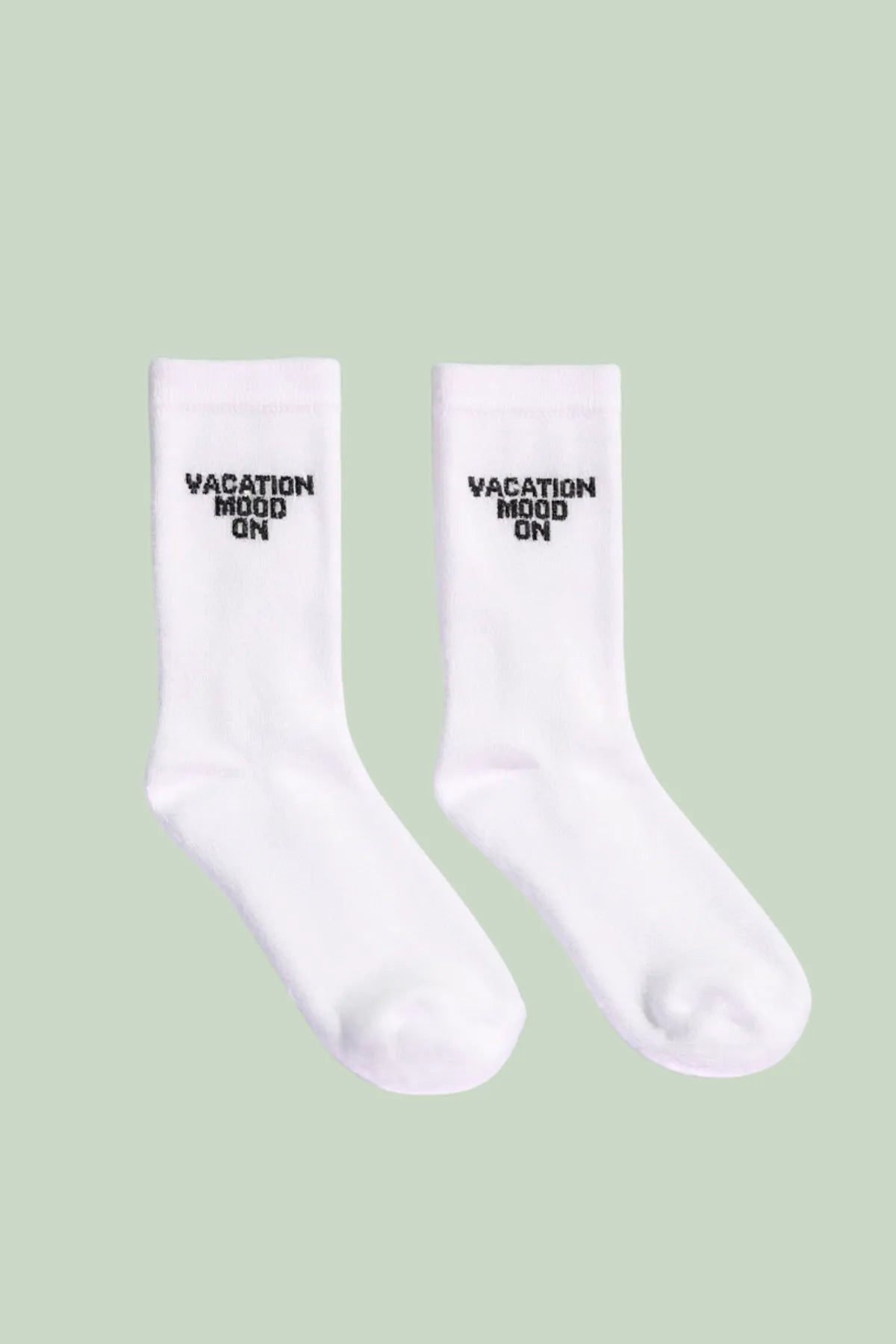 Weiße Tennissocken mit der schwarzen Aufschrift „Vacation Mood On“ auf dem Schaft.