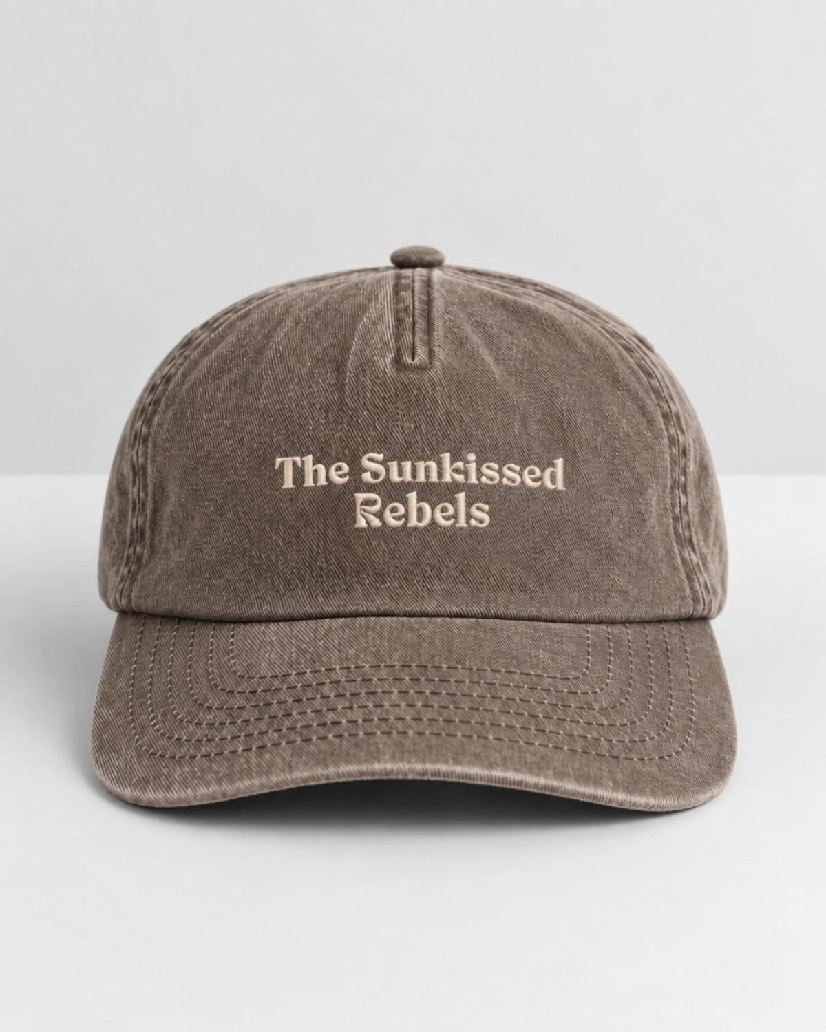 The Local Cap in Vintage Brown mit The Sunkissed Rebels Front-Stickerei – Frontansicht