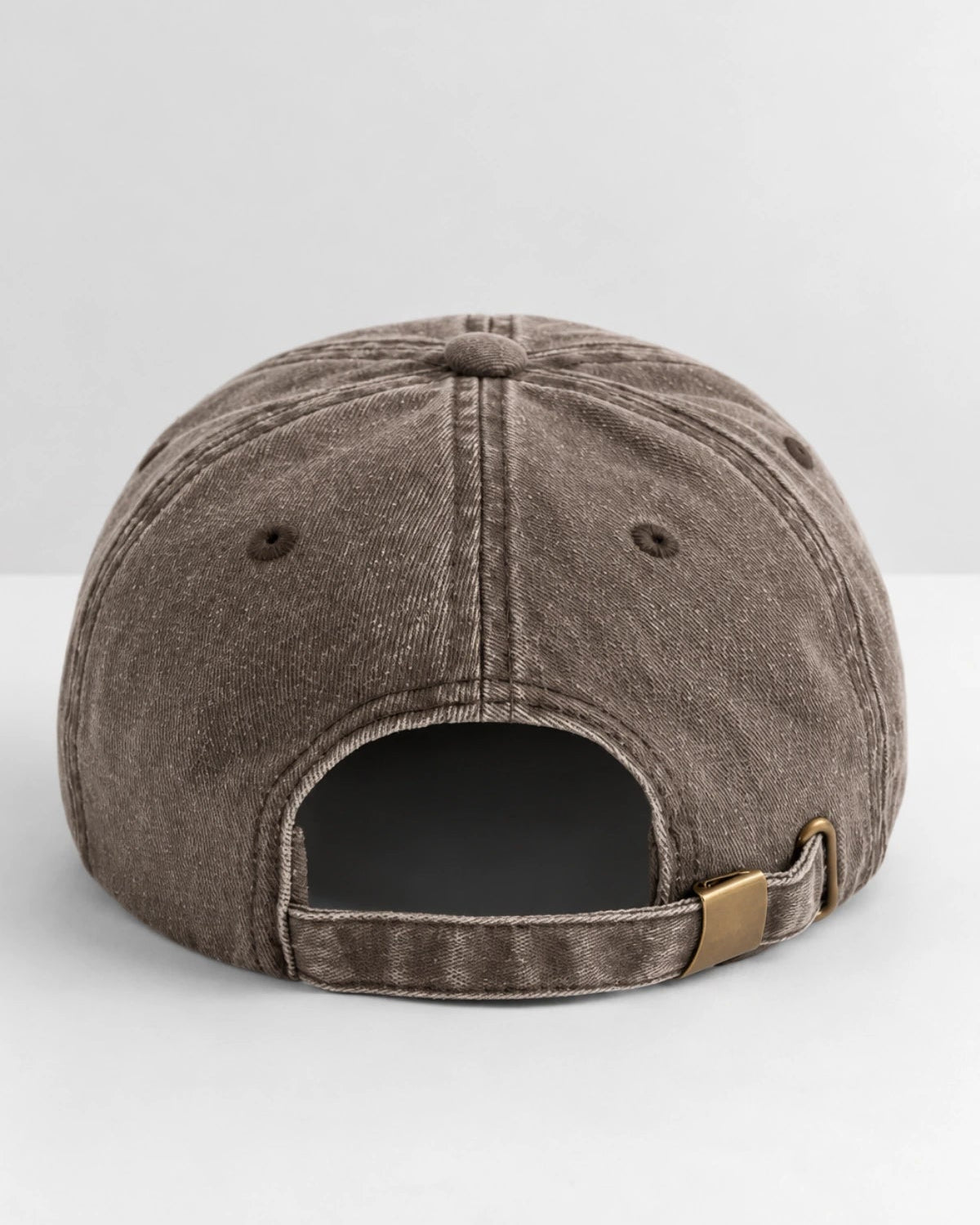 he Local Cap Vintage Brown – Verstellbarer Riemen mit Messingschnalle Detailansicht