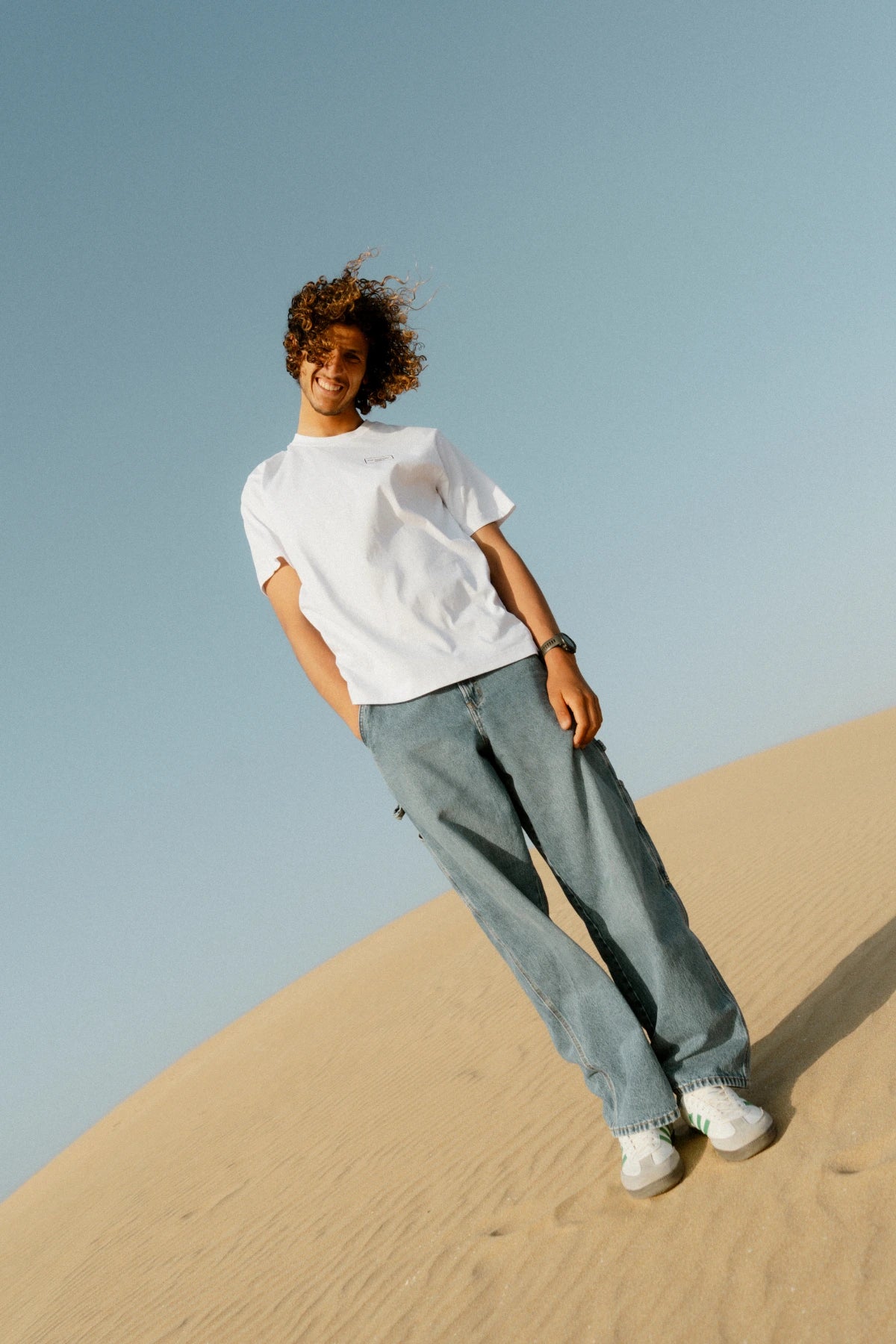 The Rebel Elements T-Shirt White Vorderseite getragen Model Lifestyle Sommer Streetwear Outfit