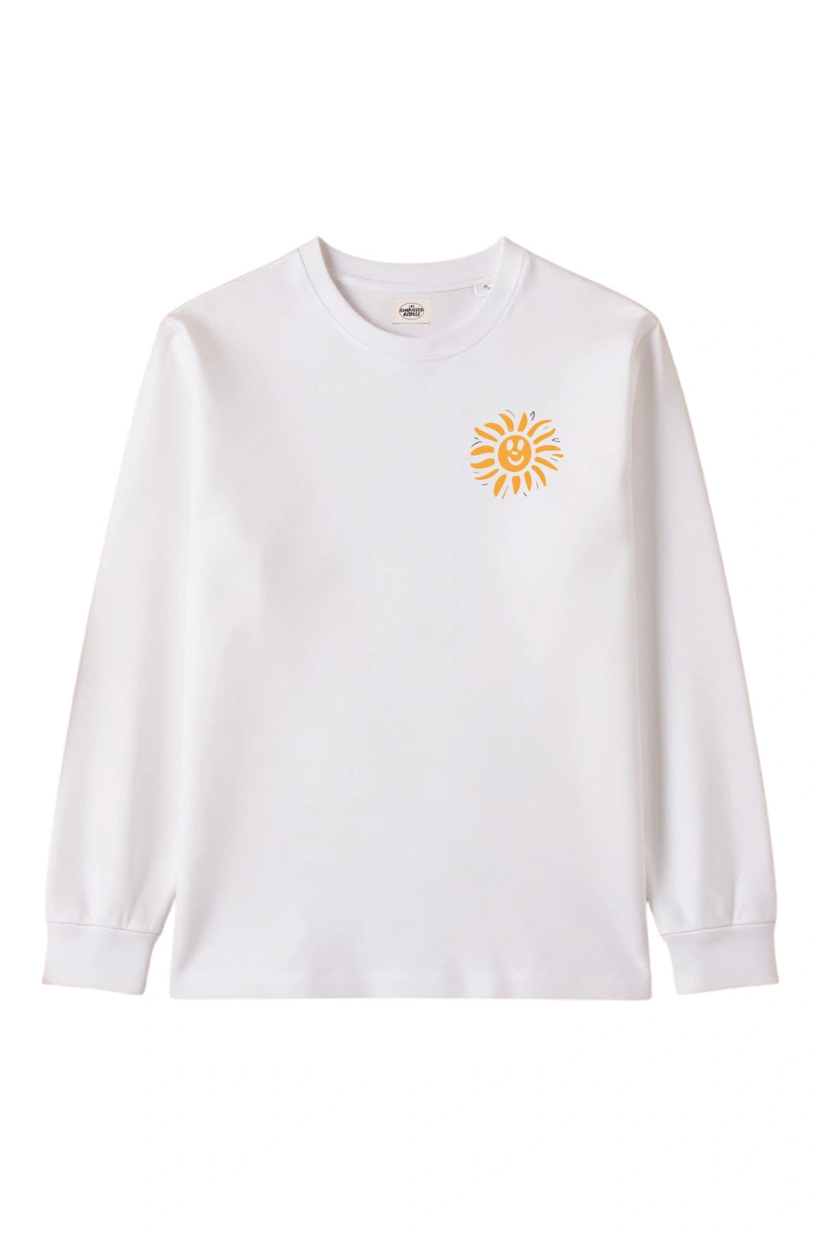 Vorderansicht des weißen The Sunkissed Rebels Longsleeves mit kleinem gelben Sonnen-Print auf der Brust.