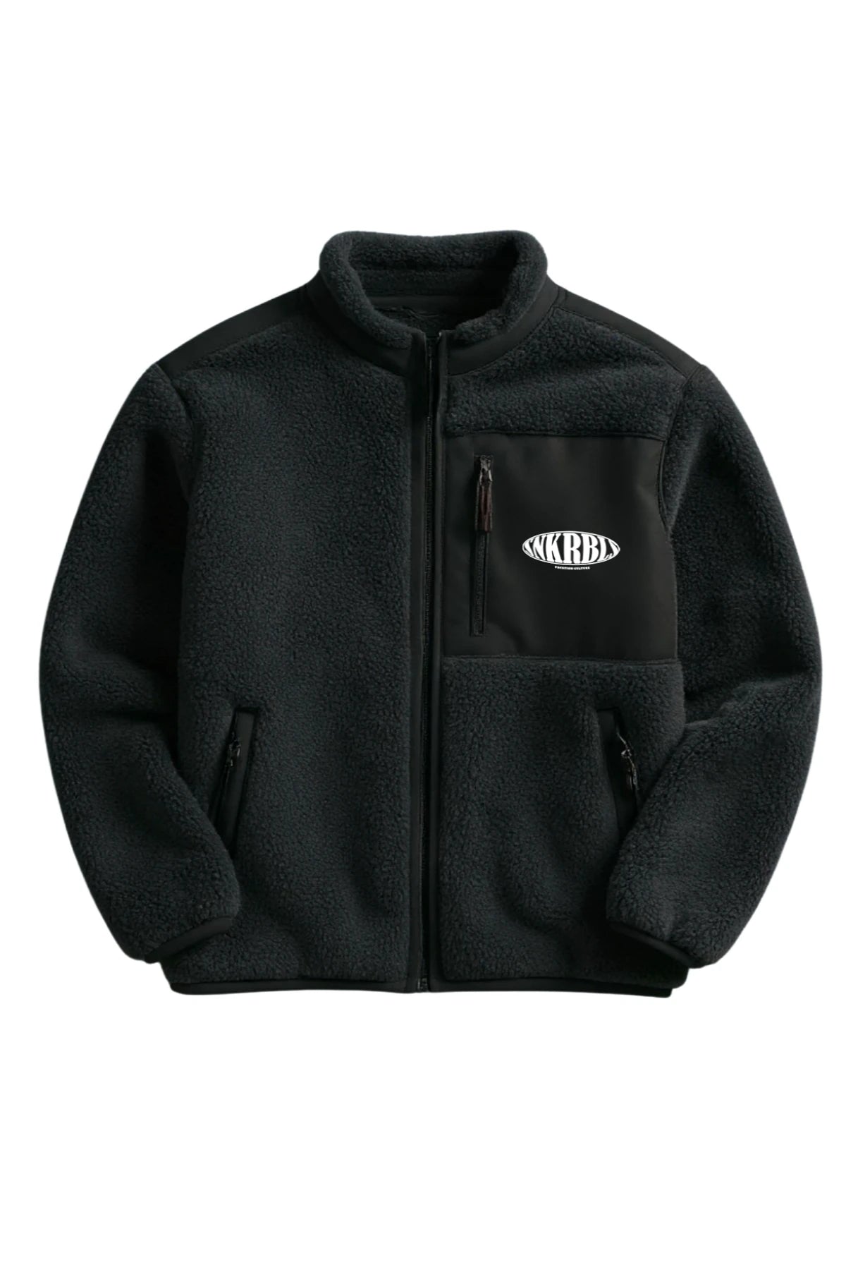 Schrägansicht der schwarzen The Sunkissed Rebels Fleece Jacke mit betonter Struktur und Logo auf der Brusttasche.