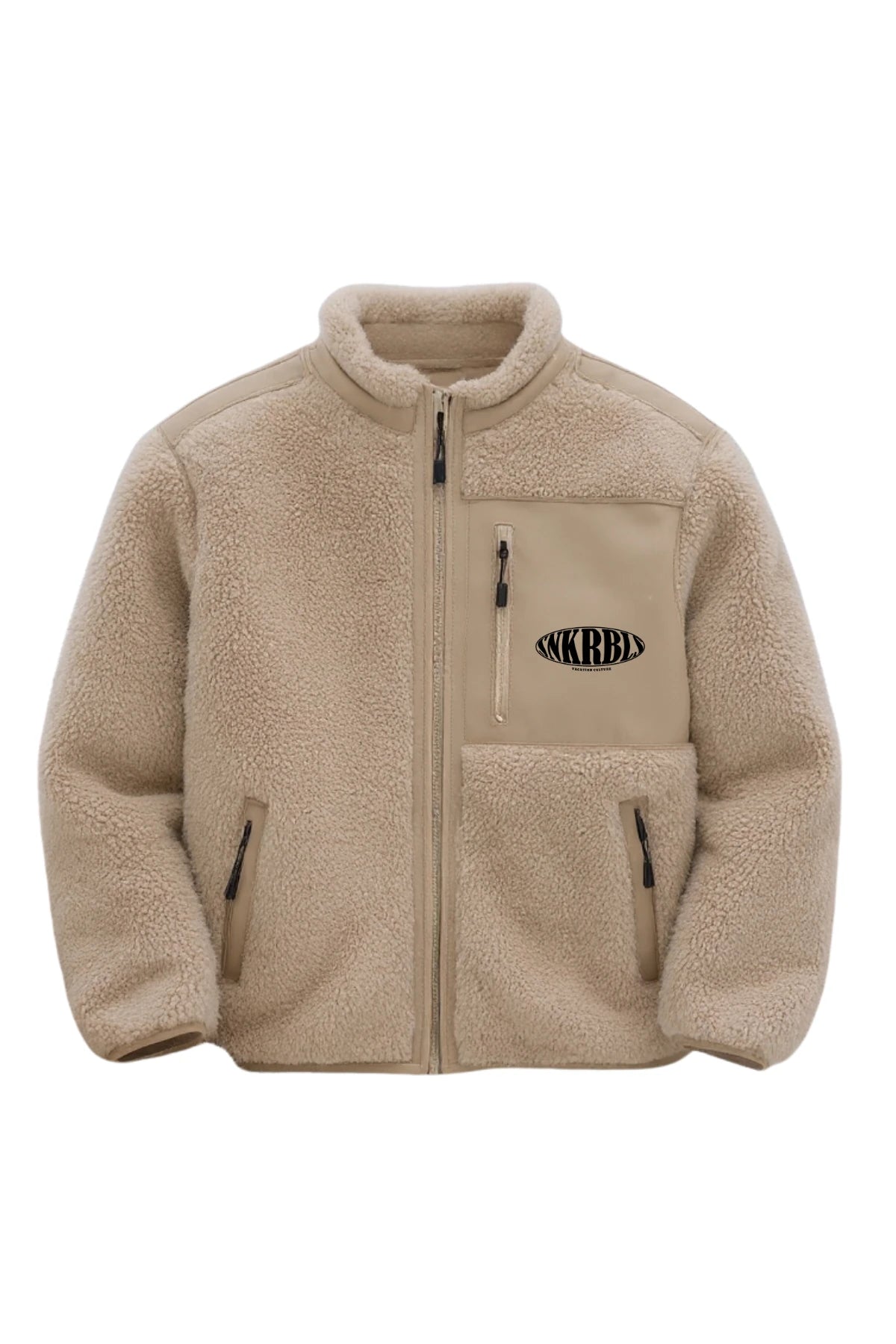 Detailaufnahme der The Sunkissed Rebels Fleece Jacket in Sand mit Fokus auf das Logo und die Brusttasche.