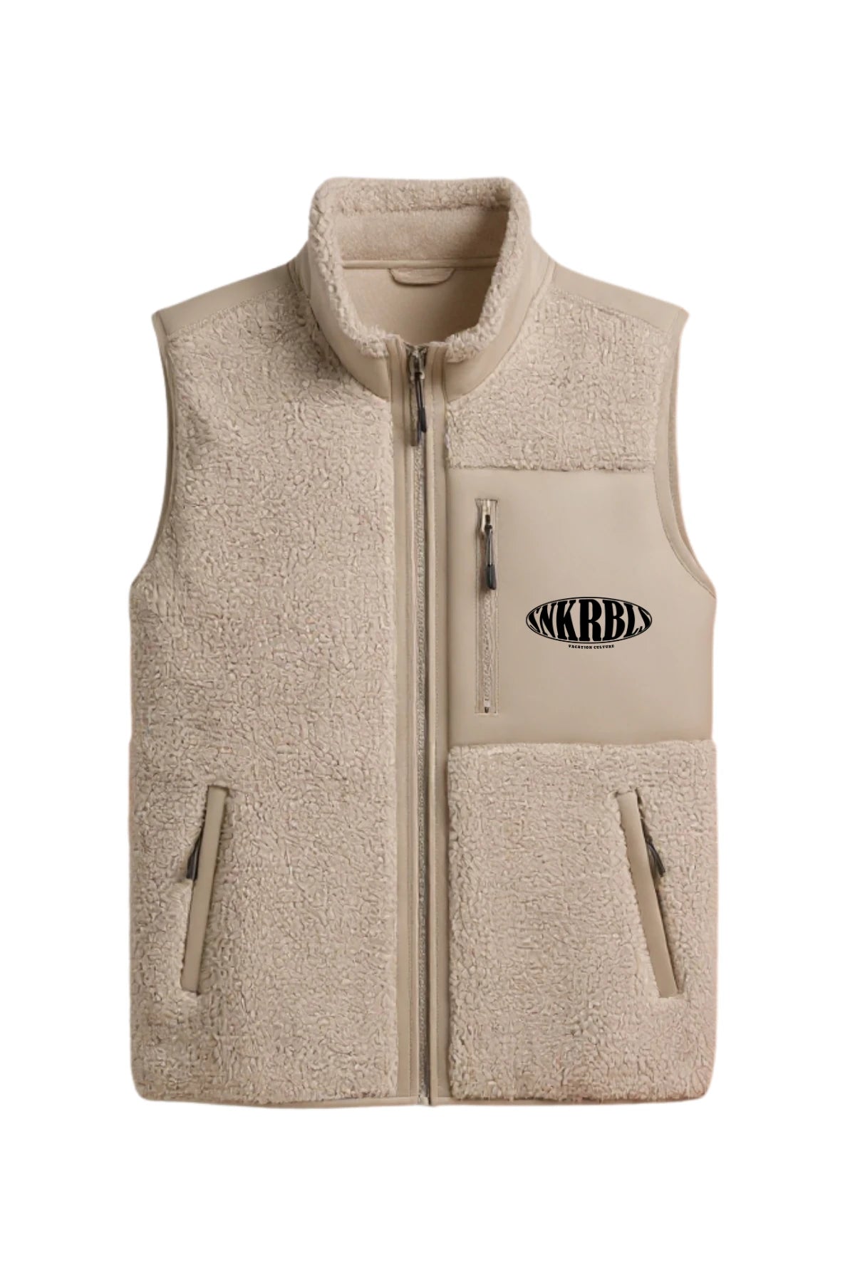 Vorderansicht der sandfarbenen The Sunkissed Rebels Fleece Weste mit Reißverschluss, Logo auf der Brusttasche und seitlichen Eingrifftaschen.